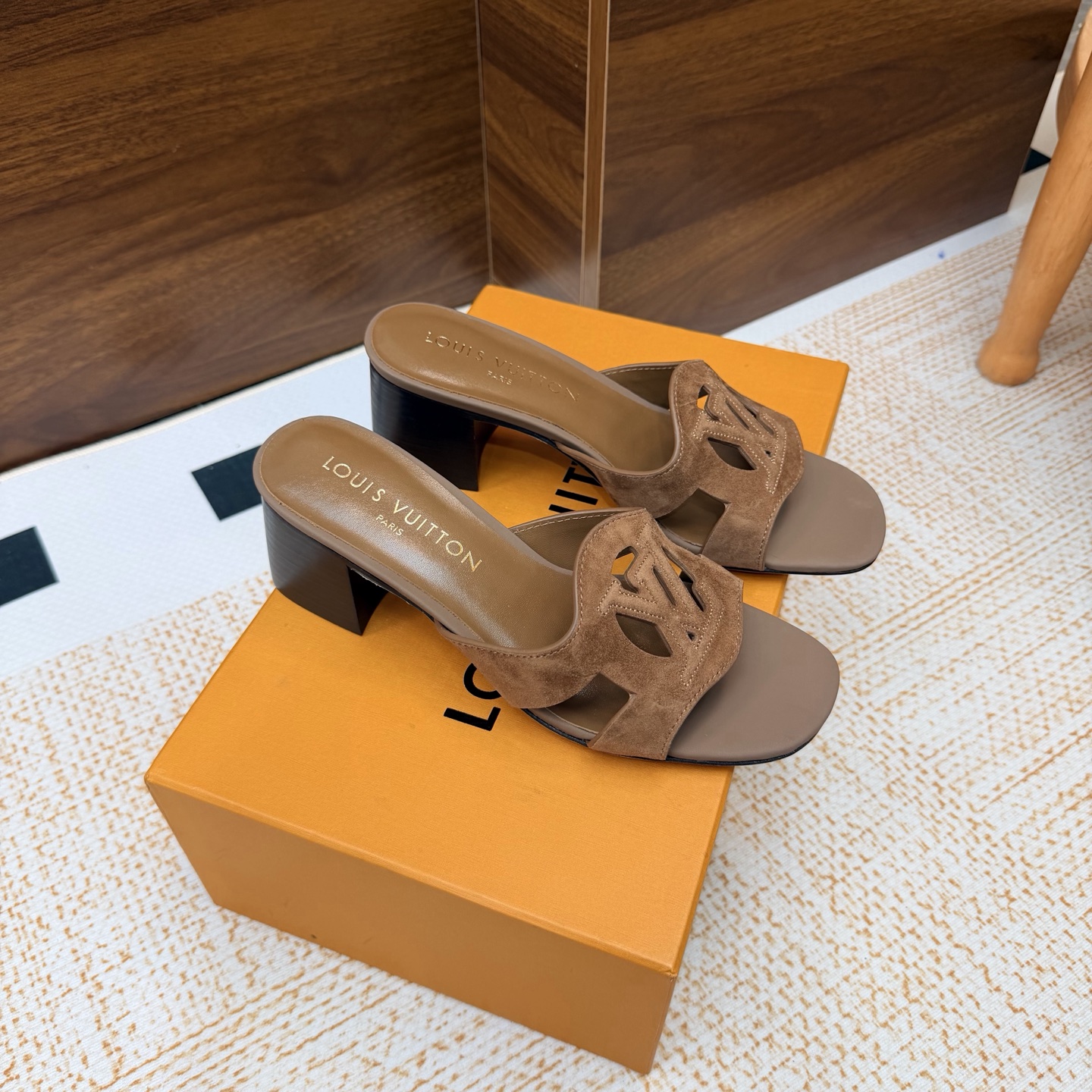 NO:929463,LV | Louis Vuitton 26 2026 early spring new products. The top version counter features the latest slippers/cat-heeled slippers. Hard goods are new. ———————————— Original custom-made cowhide leather/Sheep Beijing lining. Imported goatskin lining. Original Italian genuine leather outsole. Heel height 4.5cm. Shoe size: 35-42 (customized 40, 41, 42 are not returnable), slippers, louis vuitton, louis  vuitton,slippers,cowhide,sheepskin,sheep,leather soles19860909LV | 路易威登 26 2026早春新品 顶级版本专柜主打最新款 拖鞋/猫跟拖鞋 硬货上新 ———————————— 鞋面原版定制牛皮/羊京 内里进口山羊皮里 大底原版意大利真皮大底 跟高4.5cm 鞋码: 35-42（40、41、42定制不退换）,拖鞋,louis vuitton,louis vuitton,slippers,cowhide,sheepskin,sheep,Leather soles,Women's Shoes