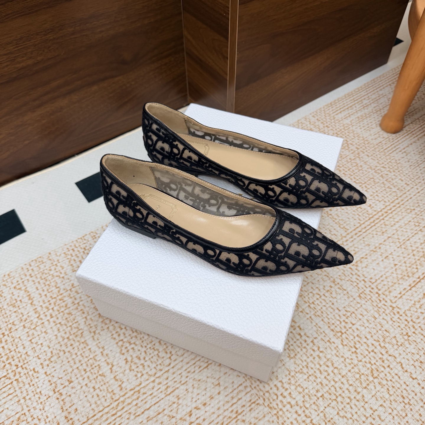 NO:929420,-Top quality (with high-end airplane box) 26ss spring and summer new Dior Dior J'Adior strappy flip-flops classic CD letter embroidered webbing bow high-heeled flip-flops slippers small heel/kitten heel slippers This J'Adior strappy high-heeled sandals are designed by Jonathan Anderson (Jonathan Anderson)  Anderson) presents a new interpretation of Dior's classic series, highlighting Dior's exquisite craftsmanship and enhancing style with fashion. It is carefully made of black cotton embroidered fabric, with a unique double-strap design, and is paired with a two-color Dior embroidered ribbon, one of which is embellished with a bow. Paired with a 3 cm comma heel, it is more fashionable and elegant. Customized electric embroidered mesh upper, sheepskin lining, original genuine leather sole, high flat sole  Size 35-39 (40.41.42 customized, non-returnable), single shoes, dior, dior, sandals, slippers, sheepskin19860909-顶级品质（配高档飞机盒） 26ss春夏新款Dior 迪奥 J'Adior 饰带人字拖鞋 经典 CD字母刺绣织带蝴蝶结高跟夹脚凉拖鞋小矮跟/小猫跟拖鞋 这款 J'Adior饰带高跟凉鞋由乔纳森.安德森(Jonathan Anderson)倾情呈献,全新演绎Dior的经典系列,彰显Dior的精湛工艺,以时尚感提升格调.采用黑色棉质刺绣面料精心制作,双带设计别具一格,搭配双色Dior刺绣饰带,其中一条点缀以蝴蝶结.搭配 3 厘米逗号跟,更显时髦高雅. 鞋面定制电绣网布 内里垫脚羊皮 鞋底原版真皮底 跟高平底 码数35-39（40.41.42定做不退换）,单鞋,dior,dior,sandals,slippers,sheepskin,Women's Shoes