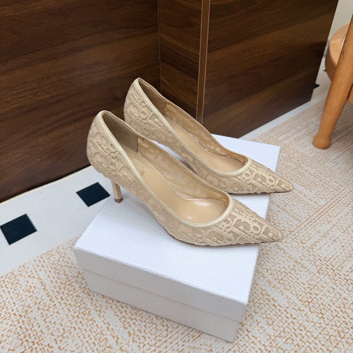 NO:929428,-Top quality (with high-end airplane box) 26ss spring and summer new Dior Dior J'Adior strappy flip-flops classic CD letter embroidered webbing bow high-heeled flip-flops slippers small heel/kitten heel slippers This J'Adior strappy high-heeled sandals are designed by Jonathan Anderson (Jonathan Anderson)  Anderson) presents a new interpretation of Dior's classic series, highlighting Dior's exquisite craftsmanship and enhancing its style with fashion. It is carefully made of black cotton embroidered fabric, with a unique double-strap design, paired with two-color Dior embroidered ribbons, one of which is embellished with a bow. Paired with a 3 cm comma heel, it is more fashionable and elegant. The upper is custom-made electric embroidered mesh, the lining is sheepskin, the sole is original genuine leather, and the heel height is 8.5cm  Size 35-39 (40.41.42 customized, non-refundable), single shoes, dior, dior, sandals, slippers, sheepskin19860909-顶级品质（配高档飞机盒） 26ss春夏新款Dior 迪奥 J'Adior 饰带人字拖鞋 经典 CD字母刺绣织带蝴蝶结高跟夹脚凉拖鞋小矮跟/小猫跟拖鞋 这款 J'Adior饰带高跟凉鞋由乔纳森.安德森(Jonathan Anderson)倾情呈献,全新演绎Dior的经典系列,彰显Dior的精湛工艺,以时尚感提升格调.采用黑色棉质刺绣面料精心制作,双带设计别具一格,搭配双色Dior刺绣饰带,其中一条点缀以蝴蝶结.搭配 3 厘米逗号跟,更显时髦高雅. 鞋面定制电绣网布 内里垫脚羊皮 鞋底原版真皮底 跟高8.5cm 码数35-39（40.41.42定做不退换）,单鞋,dior,dior,sandals,slippers,sheepskin,Women's Shoes