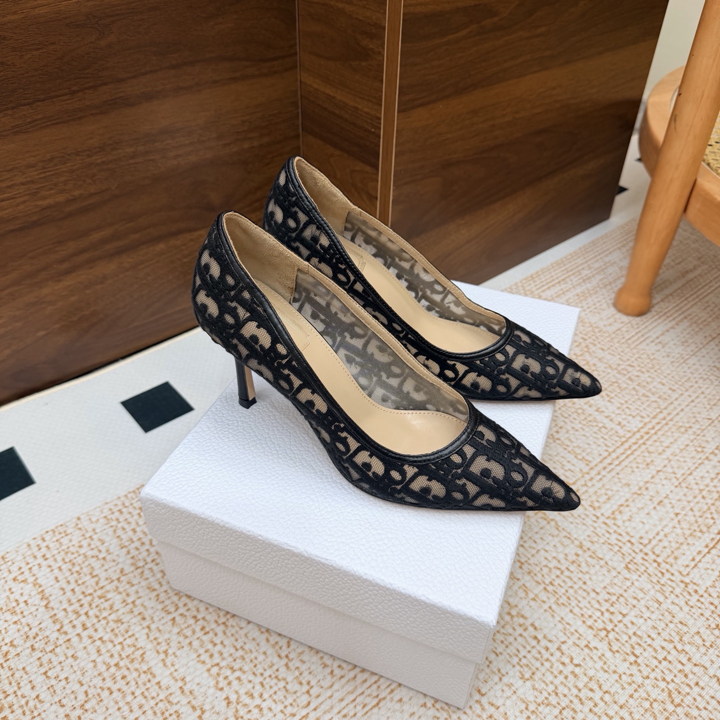 NO:929436,-Top quality (with high-end airplane box) 26ss spring and summer new Dior Dior J'Adior strappy flip-flops classic CD letter embroidered webbing bow high-heeled flip-flops slippers small heel/kitten heel slippers This J'Adior strappy high-heeled sandals are designed by Jonathan Anderson (Jonathan Anderson)  Anderson) presents a new interpretation of Dior's classic series, highlighting Dior's exquisite craftsmanship and enhancing style with fashion. It is carefully made of black cotton embroidered fabric, with a unique double-strap design, and is paired with a two-color Dior embroidered ribbon, one of which is embellished with a bow. Paired with a 3 cm comma heel, it is more fashionable and elegant. Customized electric embroidered mesh upper, sheepskin lining, original genuine leather sole, high flat sole  Size 35-39 (40.41.42 customized, non-refundable), single shoes, dior, dior, sandals, slippers, sheepskin19860909-顶级品质（配高档飞机盒） 26ss春夏新款Dior 迪奥 J'Adior 饰带人字拖鞋 经典 CD字母刺绣织带蝴蝶结高跟夹脚凉拖鞋小矮跟/小猫跟拖鞋 这款 J'Adior饰带高跟凉鞋由乔纳森.安德森(Jonathan Anderson)倾情呈献,全新演绎Dior的经典系列,彰显Dior的精湛工艺,以时尚感提升格调.采用黑色棉质刺绣面料精心制作,双带设计别具一格,搭配双色Dior刺绣饰带,其中一条点缀以蝴蝶结.搭配 3 厘米逗号跟,更显时髦高雅. 鞋面定制电绣网布 内里垫脚羊皮 鞋底原版真皮底 跟高平底 码数35-39（40.41.42定做不退换）,单鞋,dior,dior,sandals,slippers,sheepskin,Women's Shoes