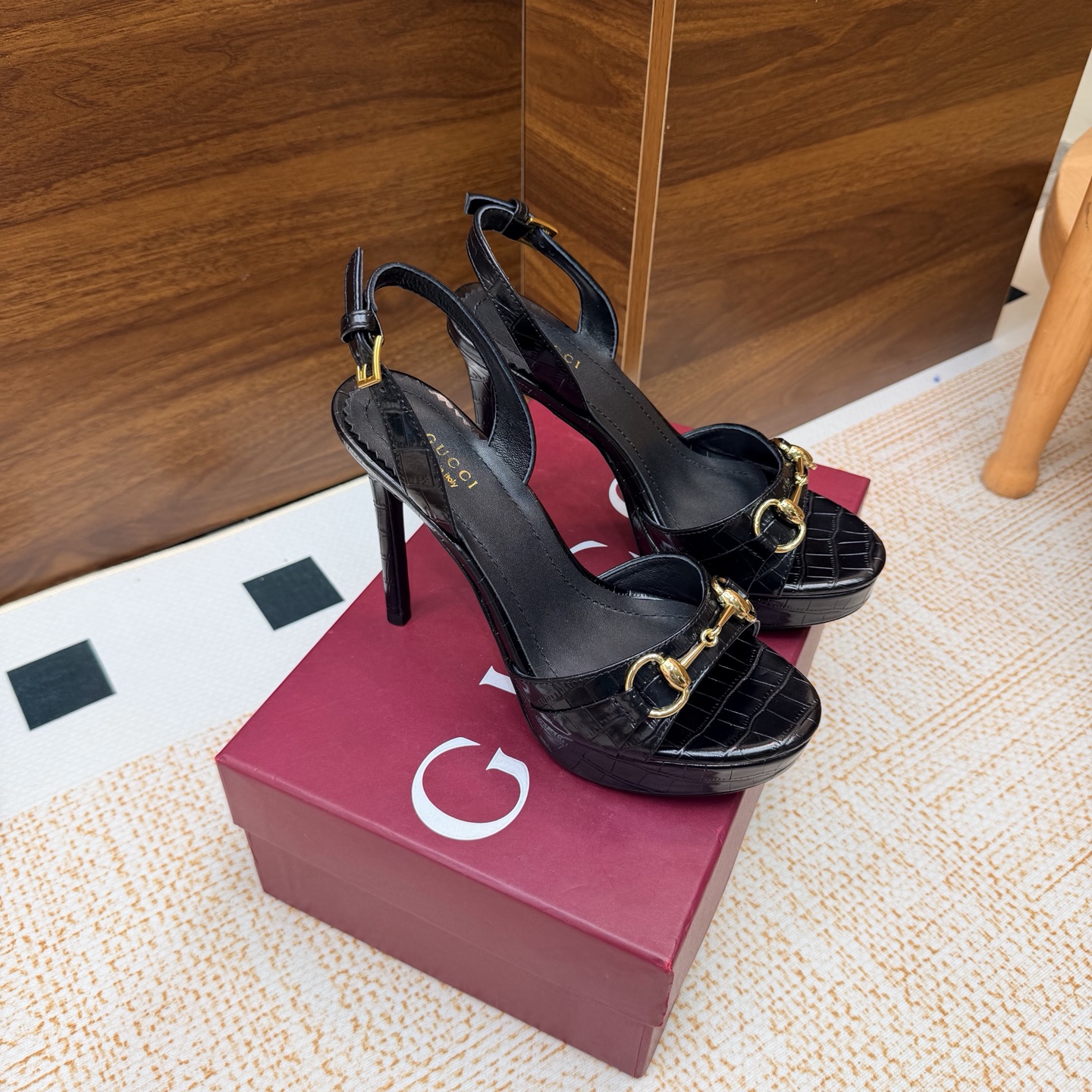 NO:929412,Gucci/Gucci classic horsebit wedge sandals G's iconic horsebit meets fashionable cowhide stone pattern water table ———————————— A fashion feast that is both gorgeous and comfortable begins. This pair of sandals is a passionate collision of classic and modern. Every step is a confident expression of Italian fashion. It cleverly lengthens the leg line and enhances the overall temperament, allowing you to easily show an elegant posture while walking. The thick-soled design increases stability, makes walking more comfortable and does not tire your feet.  The fabric is made of original calfskin/patent leather. The lining and feet are all lambskin. The genuine leather outsole imported from Italy has a heel height of 12cm and a water platform of 2cm. Size35-39 (customized for 40/41/42), high heels and sandals, gucci, gucci, gucci, sandals, high heels, cowhide, sheepskin, Leather soles19860909Gucci/古驰经典马衔扣坡跟凉鞋 G家标志性马衔扣 邂逅时髦牛皮石头纹 水台 ———————————— 一场华丽与舒适兼得的时尚盛宴就此开启. 这双凉鞋 是经典与现代的激情碰撞 每一步都是意式风尚的自信表达. 巧妙拉长腿部线条 提升整体气质 让你在行走间轻松展现优雅姿态 厚底设计增加稳定性 行走更自在 不累脚. 面料采用原版定牛皮/漆皮 内里垫脚均为小羊皮 意大利进口真皮大底 跟高12cm 水台2cm size35-39（40/41/42定制）,高跟鞋凉鞋,gucci,gucci,gucci,sandals,high heels,cowhide,sheepskin,Leather soles,Women's Shoes