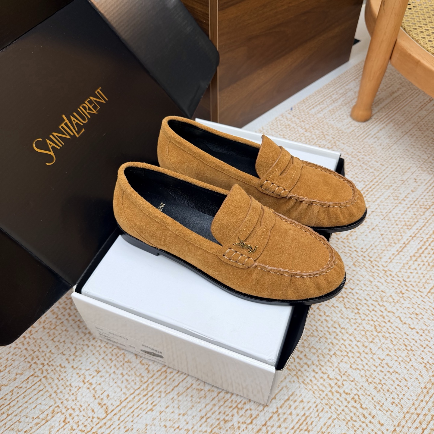 NO:929474,Couple style half-flop Top version Saint Lauren* 2026 YSL small logo pleated couple style loafers ———————————Female Male The iconic small logo is the soul of this pair of shoes. It is presented on the shoe body in a low-key and delicate manner. Different from the big and flamboyant logo, it is quiet but eye-catching. It outlines YSL’s unique fashion DNA with simple lines and inadvertently reveals the brand’s profound heritage. The classic almond-shaped design of the toe box  Cleverly modifying the foot shape, visually elongating the foot line, highlighting elegance and delicacy. Every date and every trip the couple goes on together becomes a low-key and profound style souvenir due to the tacit blessing of this pair of shoes. The fabric is made of Yang Jing, the inner foot pads are all sheepskin, and the Italian imported leather outsole size35–42 (34 40, 41, 42 43 customized)  Men's size 38-47 (47 customized, non-refundable), loafers, saint laurent, saint laurent, saint laurent, loafers, sheepskin, sheep, Leather soles19860909情侣款半拖 顶级版本Saint Lauren*圣罗兰2026 YSL小logo 褶皱情侣款乐福鞋 ———————————女 男 标志性的小logo是这双鞋的灵魂所在 以低调而精致的姿态呈现于鞋身之上. 不同于张扬的大标识 它安静却醒目 用简洁线条勾勒出YSL独有的时尚DNA 在不经意间透露出品牌的深厚底蕴 鞋头的经典杏仁形设计 巧妙修饰脚型 在视觉上拉长足部线条 彰显优雅与秀气 . 情侣共赴的每一场约会 每一次出行 都因这双鞋的默契加持 成为低调又深刻的风格纪念. 面料采用羊京 内里垫脚均为羊皮 意大利进口真皮大底 size35–42（34 40、41、42 43定制） 男码38–47（47定制不退换）,乐福鞋,saint laurent,saint laurent,saint laurent,loafers,sheepskin,sheep,Leather soles,Women's Shoes