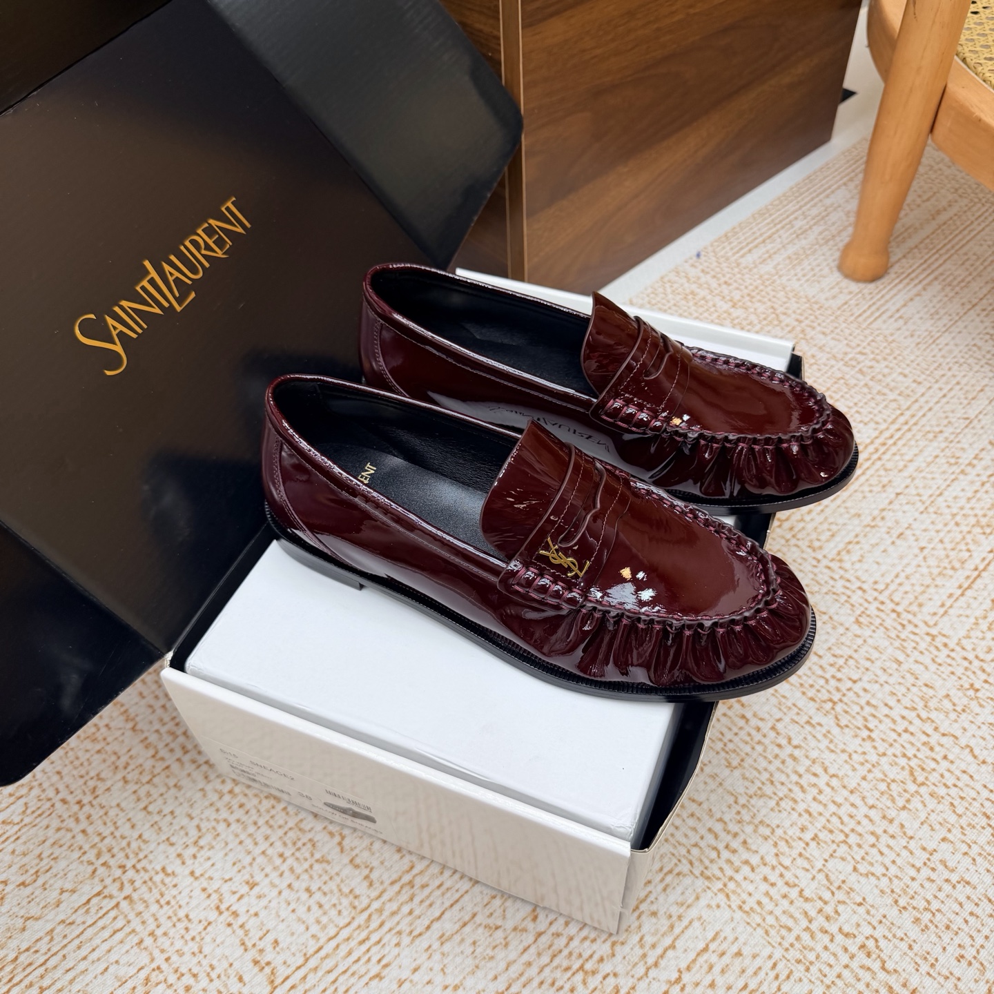 NO:929403,Couple's shoes Top version Saint Lauren* 2026 YSL small logo pleated couple's loafers ———————————Female Men The iconic small logo is the soul of this pair of shoes. It is presented on the shoe body in a low-key and exquisite manner. Different from the big and flamboyant logo, it is quiet but eye-catching. It outlines YSL's unique fashion DNA with simple lines and inadvertently reveals the brand's profound heritage. The classic almond-shaped design of the toe box  Cleverly modifying the foot shape, visually elongating the foot line, highlighting elegance and delicacy. Every date and every trip the couple goes on together becomes a low-key and profound style souvenir due to the tacit blessing of this pair of shoes. The fabric is made of Yang Jing, the inner foot pads are all sheepskin, and the Italian imported leather outsole size35–42 (34 40, 41, 42 43 customized)  Men's size 38-47 (47 customized, non-refundable), loafers, saint laurent, saint laurent, saint laurent, loafers, sheepskin, sheep, Leather soles19860909情侣款单鞋 顶级版本Saint Lauren*圣罗兰2026 YSL小logo 褶皱情侣款乐福鞋 ———————————女 男 标志性的小logo是这双鞋的灵魂所在 以低调而精致的姿态呈现于鞋身之上. 不同于张扬的大标识 它安静却醒目 用简洁线条勾勒出YSL独有的时尚DNA 在不经意间透露出品牌的深厚底蕴 鞋头的经典杏仁形设计 巧妙修饰脚型 在视觉上拉长足部线条 彰显优雅与秀气 . 情侣共赴的每一场约会 每一次出行 都因这双鞋的默契加持 成为低调又深刻的风格纪念. 面料采用羊京 内里垫脚均为羊皮 意大利进口真皮大底 size35–42（34 40、41、42 43定制） 男码38–47（47定制不退换）,乐福鞋,saint laurent,saint laurent,saint laurent,loafers,sheepskin,sheep,Leather soles,Women's Shoes