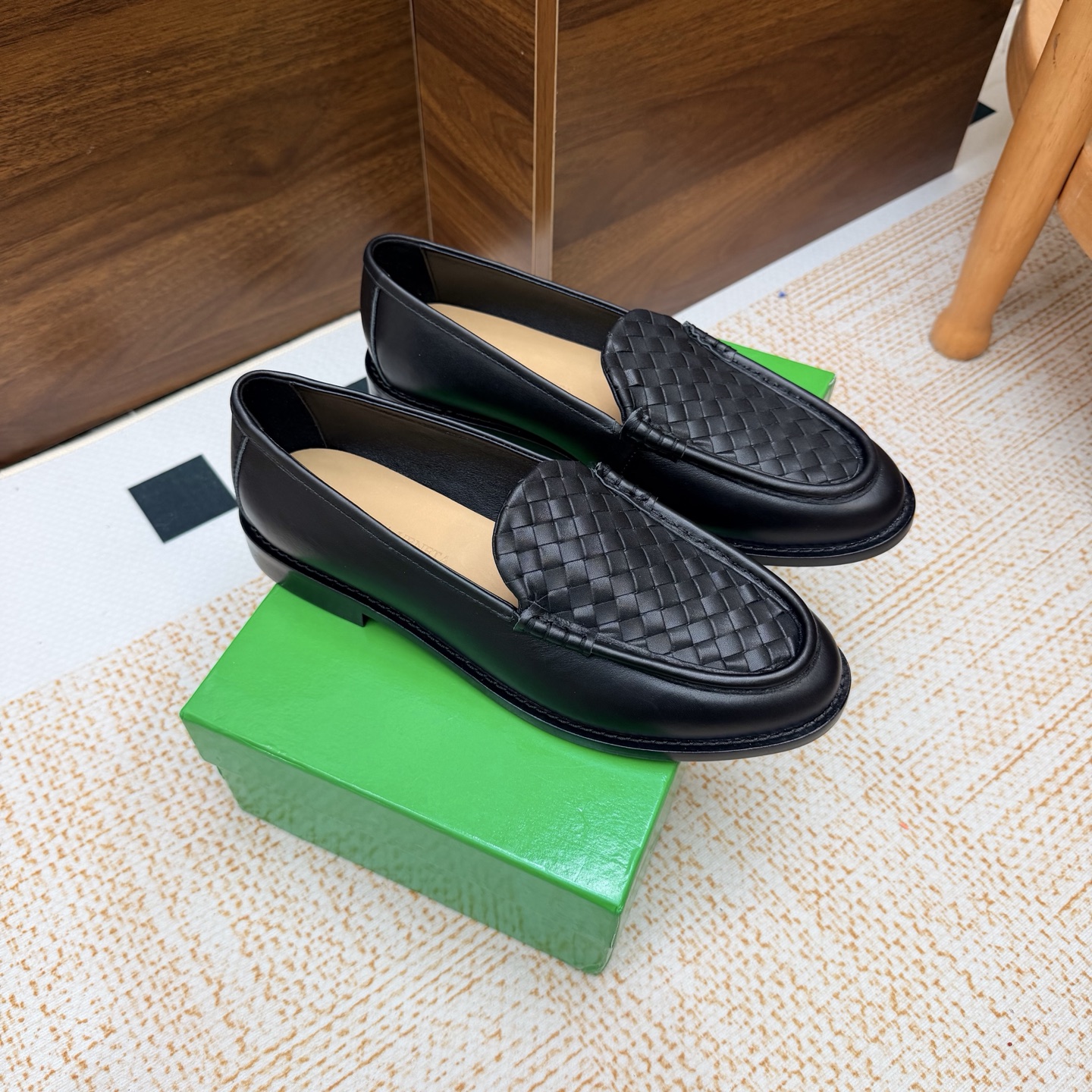 NO:929468,Top version BV loafers single shoe series ————————————Women and men (46 yards, 5047 yards, 60) Metal twist heel Special process is used for stability and durability to eliminate psychological shadows, durable and comfortable, simple piece of leather, sexy and comfortable. The fabric is made of high-quality cowhide. The inner cowhide leather outsole is made of Italian genuine leather. Light dyeing process is used for benchmarking. The shoe bags are printed with rubber logo technology. The highest-end in the market uses hot melt glue to shape the toe and heel.  Easy to rebound and not deformed. High-heeled series. Gold-plated craftsmanship. The upper stitching is made by an Italian computer sewing machine. The original packaging is used for fine workmanship. Three-in-one box. Size 35-42 (customized for 40, 41, 42). Men's size 38-45 (customized for 38, 45). Loafers, bottega veneta, loafers, cowhide, Leather soles.19860909顶级版本 BV 乐福鞋单鞋系列 ———————————女 男（46码5047码60） 金属麻花跟 为了稳固耐穿特意采用特殊工艺 消除心理阴影 耐穿舒适简约一块皮 性感舒适 面料选用优质牛皮 内里牛皮 大底选用意大利真皮大底 运用轻染工艺 对标对版 鞋子布袋采用印胶logo工艺 市场最高端采用热熔胶定型鞋头 后跟 易回弹不变形 高跟系列 鎏金工艺 鞋面车线选用意大利电脑针车 做工精细选用原版包装 三合一盒子 码数35—42（40、41、42定制） 男码38–45（38、45定制）,乐福鞋,bottega veneta,loafers,cowhide,Leather soles,Women's Shoes