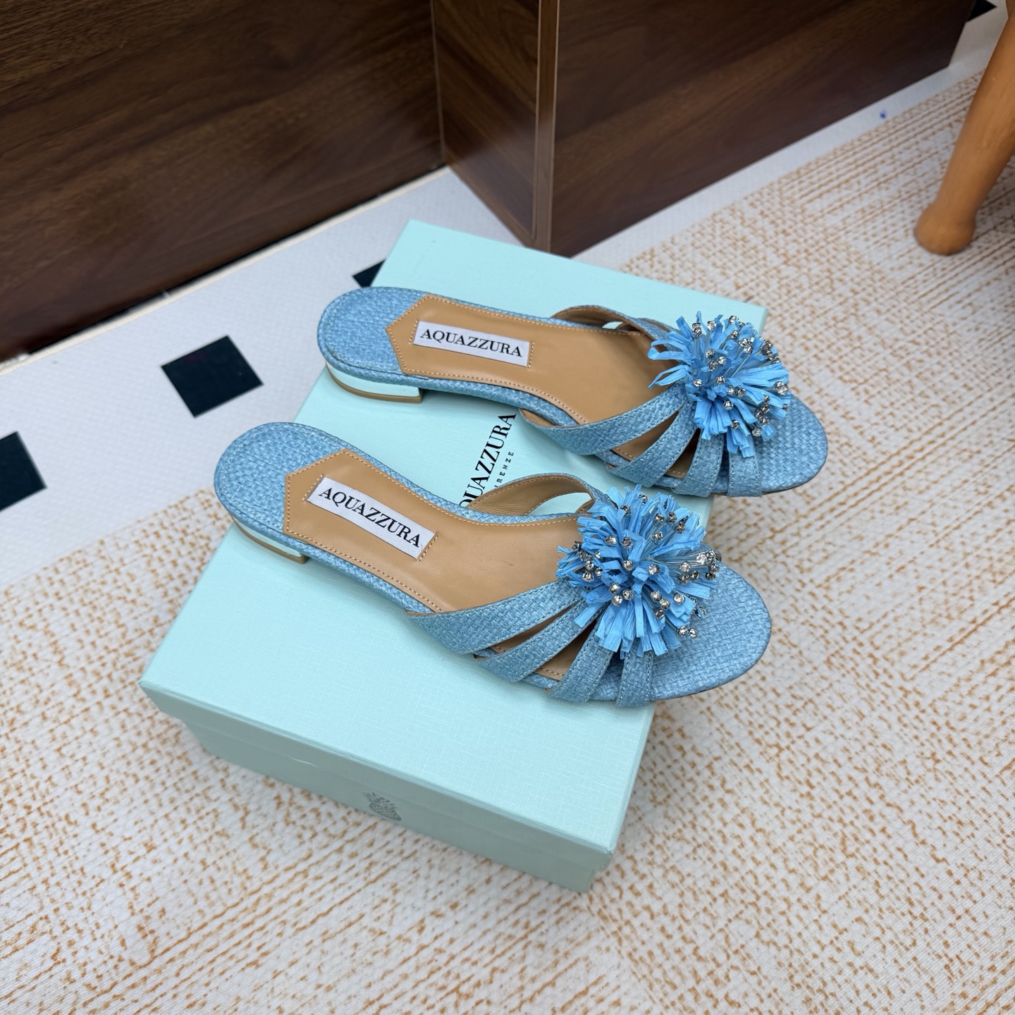NO:929320,Purchasing agent level (fast shipping) Aquazzura pineapple braided pp straw high-heeled fish mouth slippers/sandals This pp straw mules from the Italian luxury brand Aquazzura are designed with a hollow braid, light and breathable, and super comfortable to wear in summer!  The flat design is suitable for daily commuting or leisure. It is low-key, elegant and versatile. The heelless style is easy to put on and take off. A must-have for lovers of simple style!  Whether paired with a skirt or casual trousers, it can easily enhance the look. It is a practical and fashionable item in the summer shoe cabinet ~ High heels/10cm Size 35-39 (customized at 40.41.42.43), high heels, slippers, sandals, high heels, slippers, skirts19860909代购级别（出货快） Aquazzura菠萝编织pp草 高跟鱼嘴拖鞋/凉鞋 意大利奢侈品牌Aquazzura的这款pp草 穆勒鞋,采用镂空编织设计,轻盈透气,夏天穿超舒服！平底设计,日常通勤或休闲都很友好,低调优雅又百搭.无后跟款式,穿脱方便,简约风格爱好者必入！无论搭配裙装还是休闲裤,都能轻松提升造型感,是夏季鞋柜里的实用时髦单品～ 跟高平底/10cm Size 35-39（40.41.42.43定做）,高跟鞋拖鞋,sandals,high heels,slippers,skirts,Women's Shoes