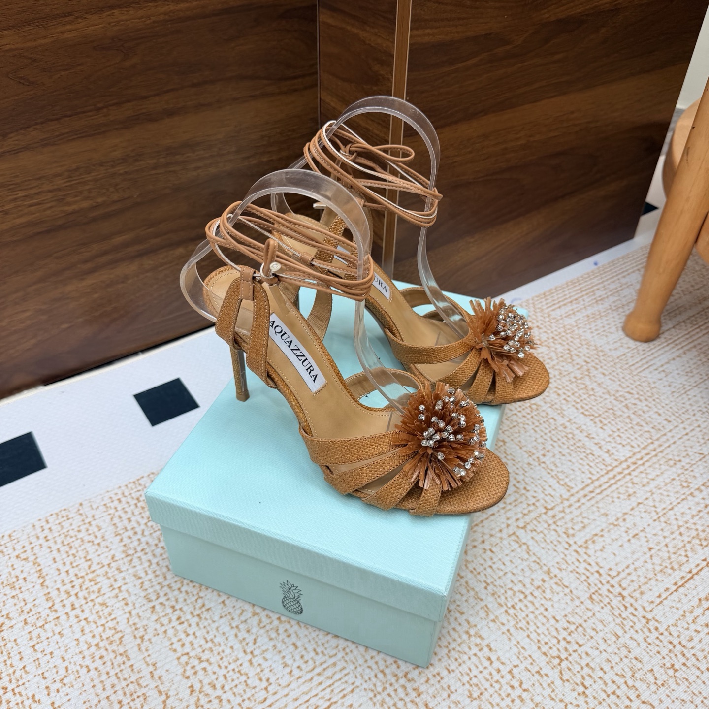 NO:929328,Purchasing agent level (fast shipping) Aquazzura pineapple braided pp straw high-heeled fish mouth slippers/sandals This pp straw mules from the Italian luxury brand Aquazzura are designed with a hollow braid, light and breathable, and super comfortable to wear in summer!  The flat design is suitable for daily commuting or leisure. It is low-key, elegant and versatile. The heelless style is easy to put on and take off. A must-have for lovers of simple style!  Whether paired with a skirt or casual trousers, it can easily enhance the look. It is a practical and fashionable item in the summer shoe cabinet ~ High heels/10cm Size 35-39 (customized at 40.41.42.43), high heels, slippers, sandals, high heels, slippers, skirts19860909代购级别（出货快） Aquazzura菠萝编织pp草 高跟鱼嘴拖鞋/凉鞋 意大利奢侈品牌Aquazzura的这款pp草 穆勒鞋,采用镂空编织设计,轻盈透气,夏天穿超舒服！平底设计,日常通勤或休闲都很友好,低调优雅又百搭.无后跟款式,穿脱方便,简约风格爱好者必入！无论搭配裙装还是休闲裤,都能轻松提升造型感,是夏季鞋柜里的实用时髦单品～ 跟高平底/10cm Size 35-39（40.41.42.43定做）,高跟鞋拖鞋,sandals,high heels,slippers,skirts,Women's Shoes