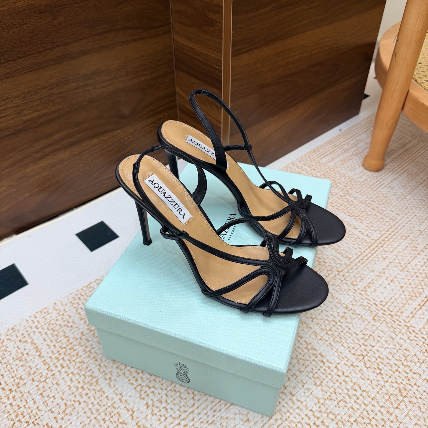 NO:929312,Purchasing agent level (fast shipping) The counters are updated simultaneously. The popular Aquazzura pineapple sandals and high heels are a series of single items. This pp woven straw sandal from the Italian luxury brand Aquazzura adopts a hollow woven design, which is light and breathable, and super comfortable to wear in summer!  The flat design is suitable for daily commuting or leisure. It is low-key, elegant and versatile. The heelless style is easy to put on and take off. A must-have for lovers of simple style!  Whether paired with a skirt or casual trousers, it can easily enhance the look. It is a practical and fashionable item in the summer shoe cabinet ~ Fabric cowhide Heel height 10cm Size 35-39 (customized at 40.41.42.43), high heels, sandals, high heels, skirts, cowhide19860909代购级（出货快） 专柜同步更新 外单爆款 Aquazzura菠萝凉鞋高跟 系列单品 意大利奢侈品牌Aquazzura的这款pp编织草 凉鞋 采用镂空编织设计,轻盈透气,夏天穿超舒服！平底设计,日常通勤或休闲都很友好,低调优雅又百搭.无后跟款式,穿脱方便,简约风格爱好者必入！无论搭配裙装还是休闲裤,都能轻松提升造型感,是夏季鞋柜里的实用时髦单品～ 面料牛皮 跟高10cm Size 35-39（40.41.42.43定做）,高跟鞋凉鞋,sandals,high heels,skirts,cowhide,Women's Shoes