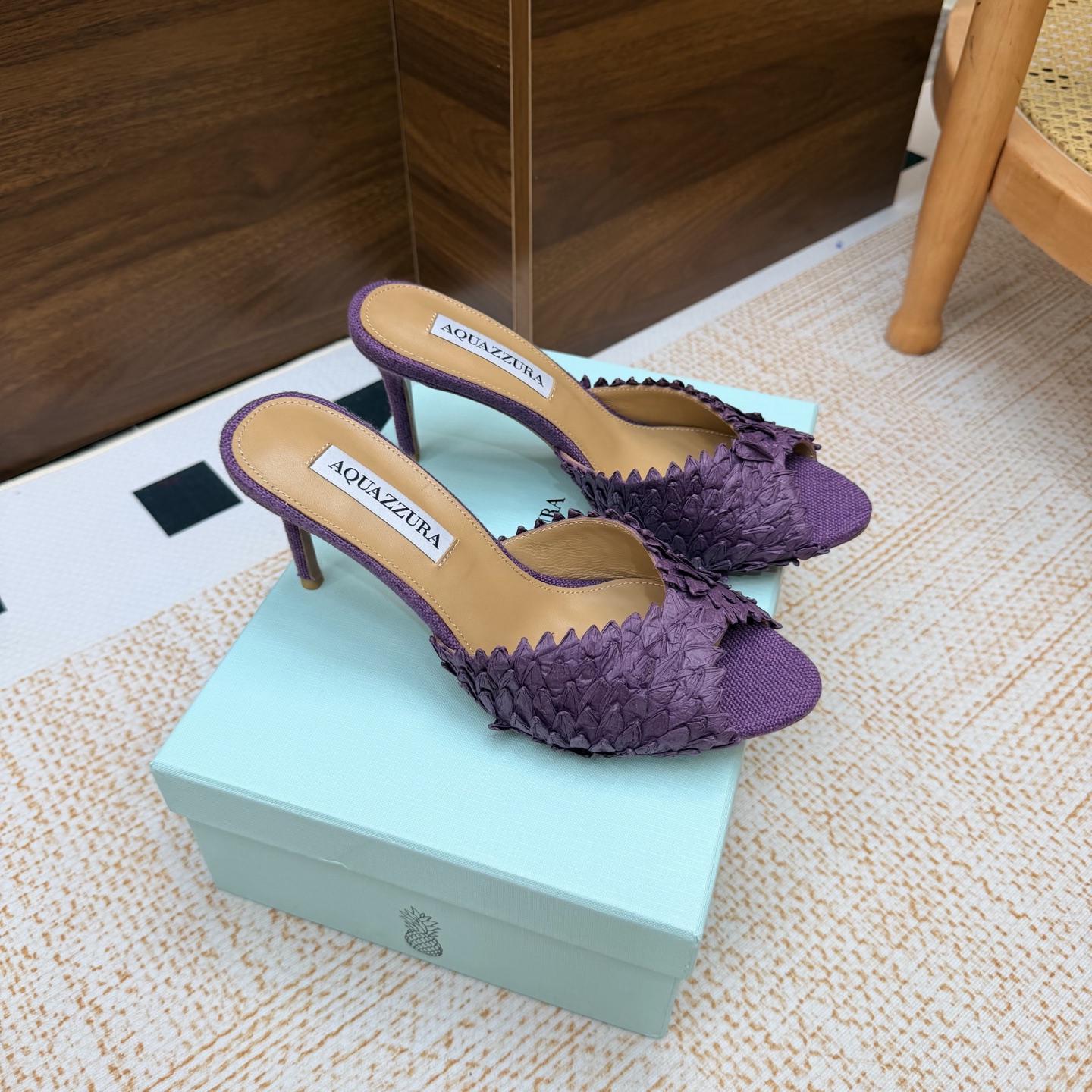 NO:929393,Purchasing agent grade (fast shipping) Aquazzura pineapple braided pp straw high-heeled fish mouth slippers/sandals. This pp straw mules from the Italian luxury brand Aquazzura are designed with hollow braid, light and breathable, and super comfortable to wear in summer!  The flat design is suitable for daily commuting or leisure. It is low-key, elegant and versatile. The heelless style is easy to put on and take off. A must-have for lovers of simple style!  Whether paired with a skirt or casual pants, it can easily enhance the look. It is a practical and fashionable item in the summer shoe cabinet ~ Heel height 7.5cm Size 35-39 (customized at 40.41.42.43), high heels, slippers, sandals, high heels, slippers, skirts19860909代购级（出货快） Aquazzura菠萝编织pp草 高跟鱼嘴拖鞋/凉鞋 意大利奢侈品牌Aquazzura的这款pp草 穆勒鞋,采用镂空编织设计,轻盈透气,夏天穿超舒服！平底设计,日常通勤或休闲都很友好,低调优雅又百搭.无后跟款式,穿脱方便,简约风格爱好者必入！无论搭配裙装还是休闲裤,都能轻松提升造型感,是夏季鞋柜里的实用时髦单品～ 跟高7.5cm Size 35-39（40.41.42.43定做）,高跟鞋拖鞋,sandals,high heels,slippers,skirts,Women's Shoes