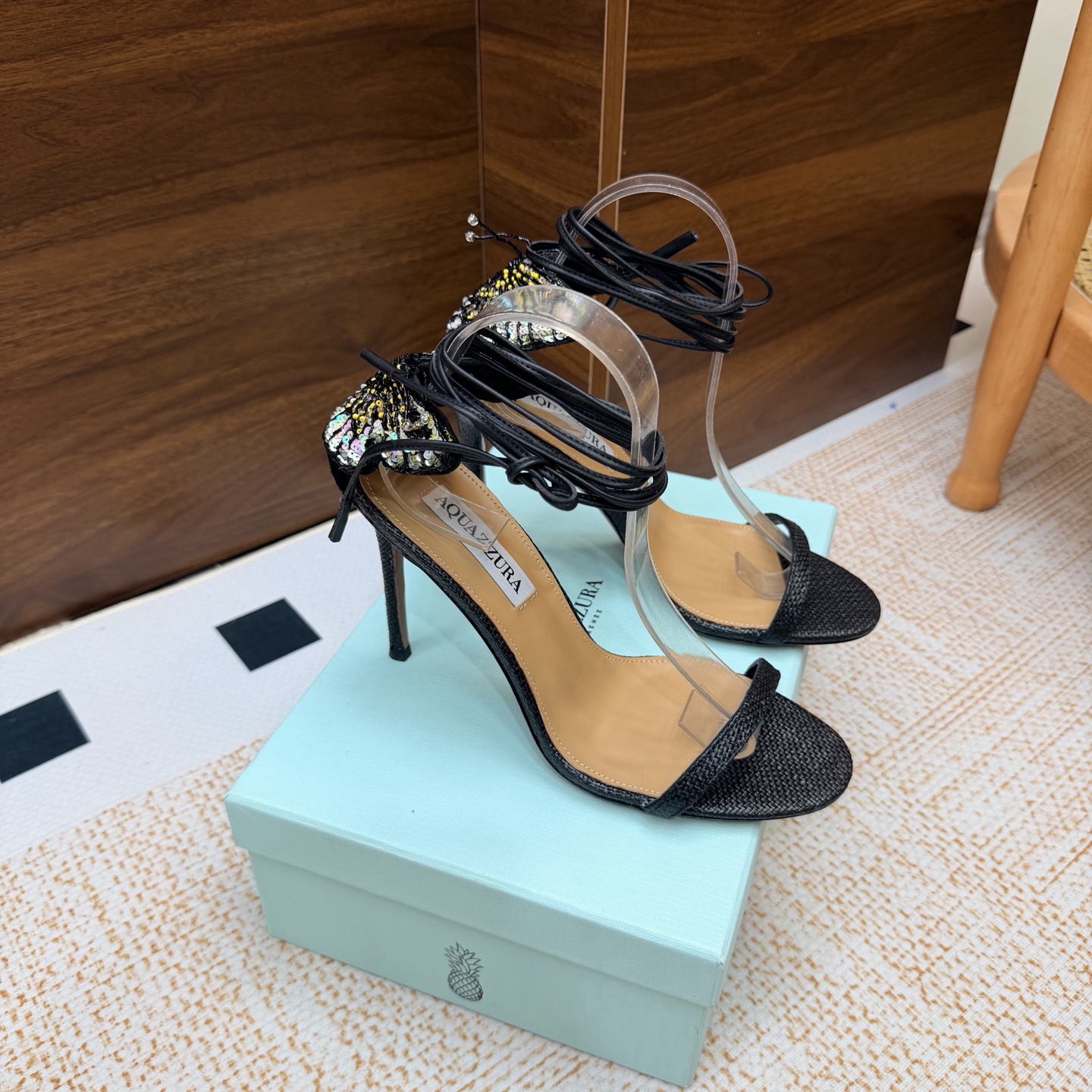 NO:929362,Purchasing agent level (fast shipping) The counters are updated simultaneously. Aquazzura pineapple PP straw, bow embroidery technology (heavy industry), beaded sandals and high heels series items. This PP woven straw sandal from the Italian luxury brand Aquazzura adopts a hollow weaving design, is light and breathable, and is super comfortable to wear in summer!  The flat design is suitable for daily commuting or leisure. It is low-key, elegant and versatile. The heelless style is easy to put on and take off. A must-have for lovers of simple style!  Whether paired with a skirt or casual pants, it can easily enhance the look. It is a practical and fashionable item in the summer shoe cabinet ~ Heel height 10cm Size 35-39 (customized at 40.41.42.43), high heels, sandals, sandals, high heels, skirts19860909代购级（出货快） 专柜同步更新 外单爆款 Aquazzura菠萝pp草 蝴蝶结刺绣工艺（重工）窜珠凉鞋高跟 系列单品 意大利奢侈品牌Aquazzura的这款pp编织草 凉鞋 采用镂空编织设计,轻盈透气,夏天穿超舒服！平底设计,日常通勤或休闲都很友好,低调优雅又百搭.无后跟款式,穿脱方便,简约风格爱好者必入！无论搭配裙装还是休闲裤,都能轻松提升造型感,是夏季鞋柜里的实用时髦单品～ 跟高10cm Size 35-39（40.41.42.43定做）,高跟鞋凉鞋,sandals,high heels,skirts,Women's Shoes