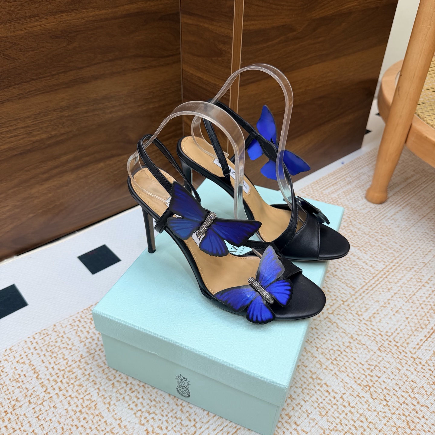 NO:929354,Purchasing agent level (fast shipping) The counters are updated simultaneously. Aquazzura pineapple sandals are popular for foreign orders. Flat/high-heeled series of items. This butterfly sandal from the Italian luxury brand Aquazzura adopts a hollow weave design, is light and breathable, and is super comfortable to wear in summer!  The flat design is suitable for daily commuting or leisure. It is low-key, elegant and versatile. The heelless style is easy to put on and take off. A must-have for lovers of simple style!  Whether paired with a skirt or casual trousers, it can easily enhance the look. It is a practical and fashionable item in the summer shoe cabinet~ High heels/10cm Size 35-39 (customized at 40.41.42.43), split-toe shoes, sandals, high heels, skirts19860909代购级（出货快） 专柜同步更新 外单爆款 Aquazzura菠萝 凉鞋平底/高跟 系列单品 意大利奢侈品牌Aquazzura的这款蝴蝶 凉鞋 采用镂空编织设计,轻盈透气,夏天穿超舒服！平底设计,日常通勤或休闲都很友好,低调优雅又百搭.无后跟款式,穿脱方便,简约风格爱好者必入！无论搭配裙装还是休闲裤,都能轻松提升造型感,是夏季鞋柜里的实用时髦单品～ 跟高平底/10cm Size 35-39（40.41.42.43定做）,分趾鞋高跟鞋,sandals,high heels,skirts,Women's Shoes