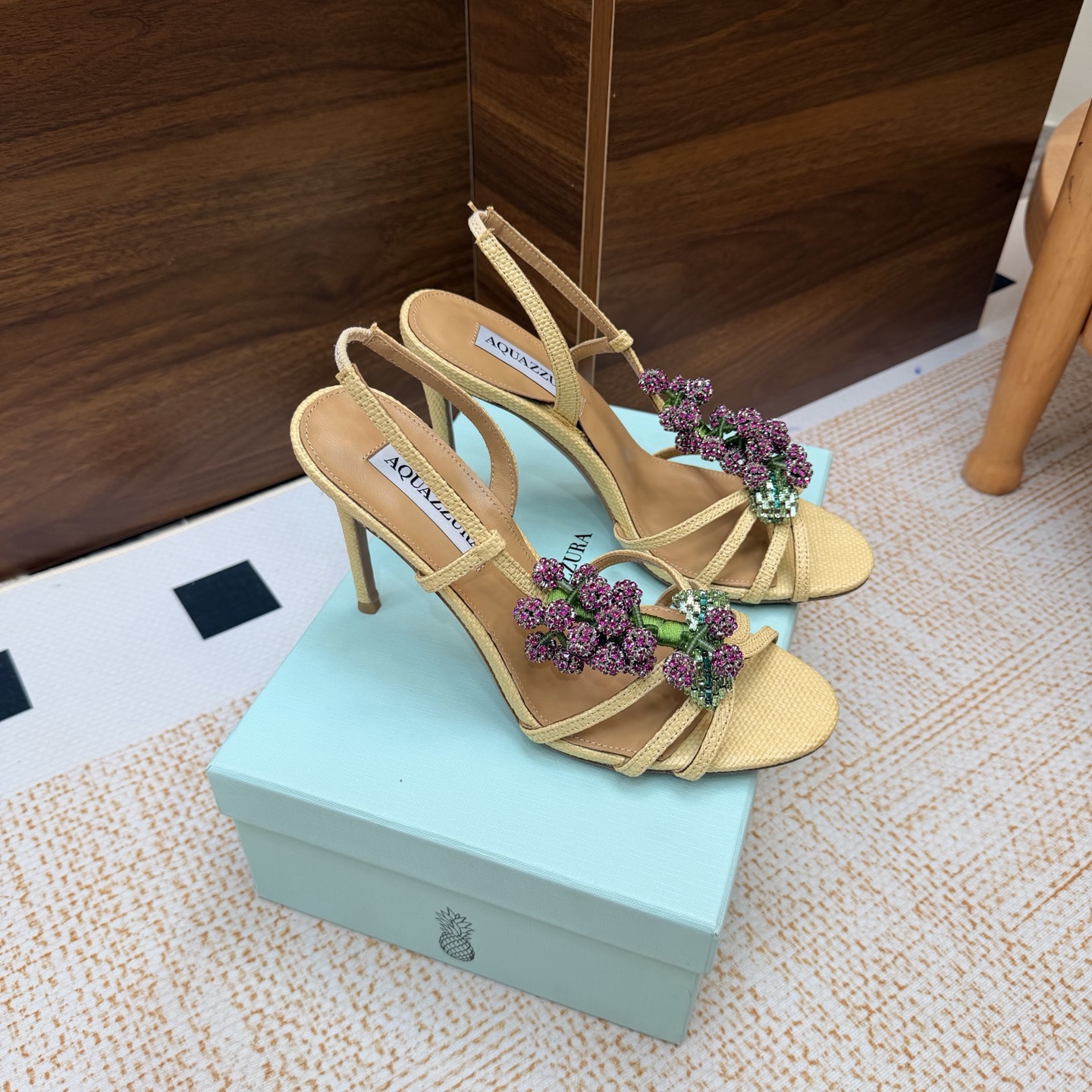 NO:929338,Purchasing agent level [Aquazzura] 2026 new sandals Wow!  The new grape rhinestone sandals have made their debut. The toe is embellished with handmade crystal grape bunches and green rhinestone leaves, which are three-dimensional and full. They are the visual highlight of the entire pair of shoes. The rhinestones are densely inlaid, and the multi-strand fine woven cross upper has a back strap buckle design that fits the shape of the foot and exposes more of the instep to visually show the slender foot. * Upper cashmere * Lining sheepskin * Sole Italian leather outsole * Heel height Flat bottom/10.5CM * Size:  35-39 (40 41 42 43 customized, non-refundable), high heels sandals, sandals, high heels, sheepskin, Leather soles19860909代购级别【Aquazzura】2026新款凉鞋 哇哦！新款葡萄水钻凉鞋闪亮登场,鞋头点缀手工制水晶葡萄串,搭配绿色水钻叶片,立体饱满,是整双鞋的视觉亮点.水钻镶嵌得密密麻麻,多股细编织交叉鞋面后绊带搭扣设计,贴合脚型,露出更多脚背视觉显脚纤细. * 鞋面羊绒 * 衬里 羊皮 * 鞋底 意大利真皮大底 * 跟高 平底/10.5CM * 码数: 35-39（40 41 42 43 定做不退换）,高跟鞋凉鞋,sandals,high heels,sheepskin,Leather soles,Women's Shoes
