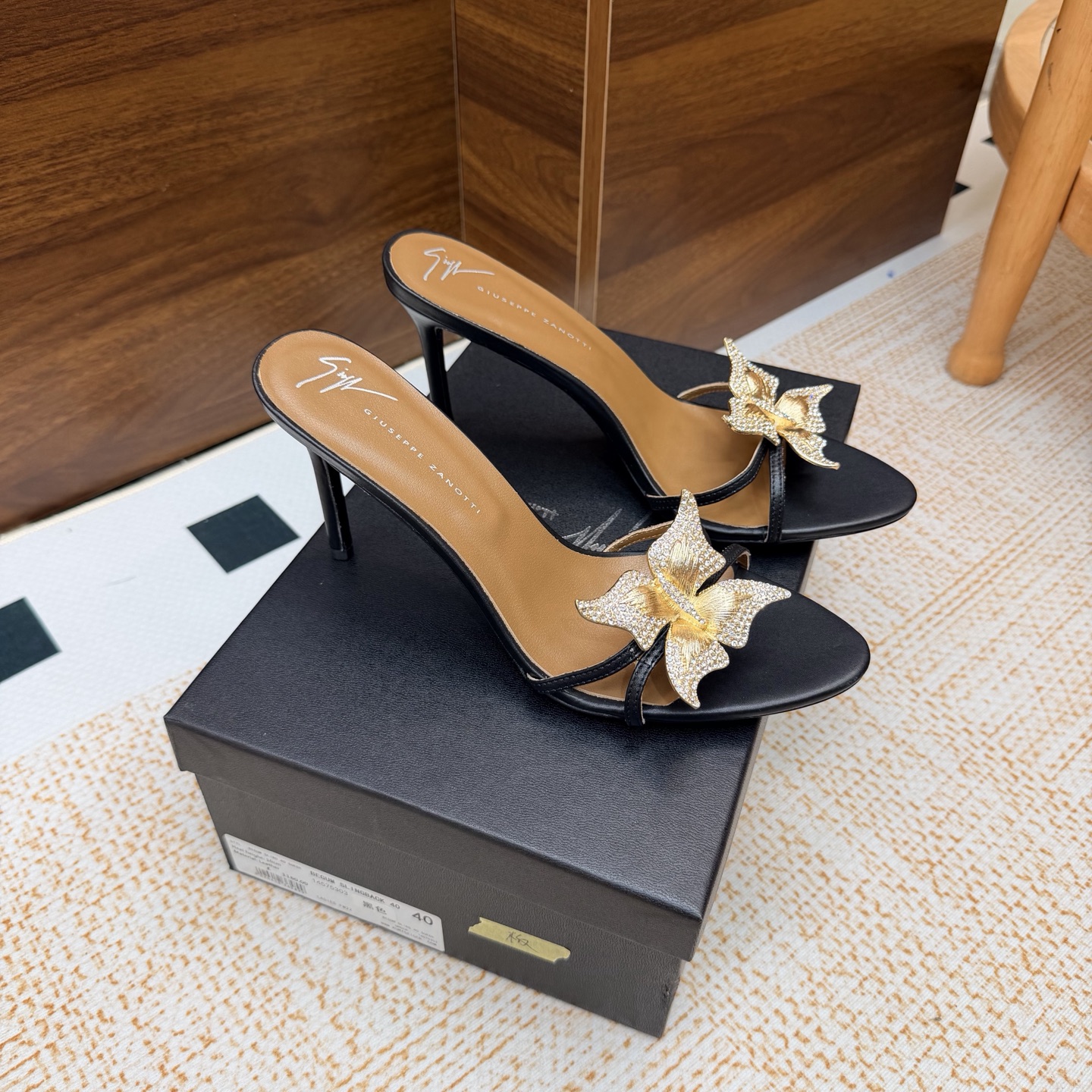 NO:930519,Giuseppe Zanotti 26ss new product, gold flower embellished high heels really understand women's hearts ———————————— GZ's high heels that are both men and women. I love them. They are indeed the brand that understands women best. They are sold out as soon as they are new. Especially the side line design is smooth, natural and slim. It makes the whole pair of shoes full of layers and femininity. No matter what your usual style is, please be sure to try it!  Upper cowhide, lining mixed sheepskin, original Italian genuine leather outsole, heel height 10cm, Size 35–41 (40, 41, 42, 43 customized, non-refundable and non-exchangeable), high heels, slippers, high heels, slippers, cowhide, sheepskin, Leather soles19860909Giuseppe Zanotti 26ss新品 金花点缀高跟鞋果然很懂女人心 ———————————— GZ斩男又斩女的高跟鞋 爱了 不愧是最懂女人的品牌 上新即售空 尤其是侧面线条设计流畅自然还很显瘦 让整双鞋层次感十足又富有女人味 不管你平时什么风格 请你一定要试试它！ 鞋面牛皮 内里是混种羊皮 原版意大利真皮大底 跟高10cm Size 35–41（40、41、42、43定制不退不换）,高跟鞋拖鞋,high heels,slippers,cowhide,sheepskin,Leather soles,Women's Shoes