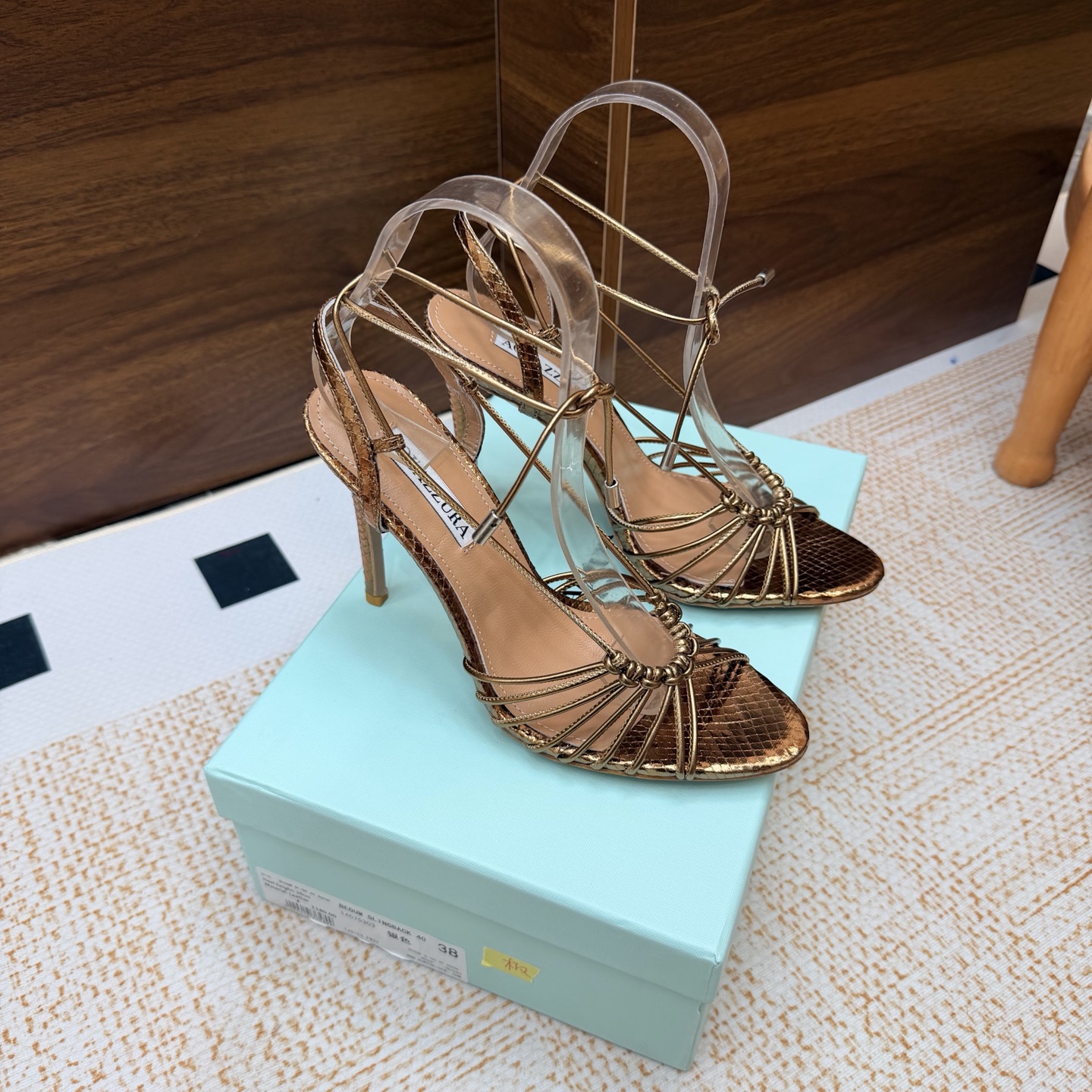 NO:929329,2026 spring and summer new model AQUAZZURA Zp pineapple original open mold new product hot diamond braided strap high-heeled sandals —————————— Made of original customized metal cowhide The outsole golden iconic pineapple micro-mark gives the item rich brand connotation and luxurious appearance Item genuine leather outsole sheepskin insole The creation has beautiful and smooth appearance lines and is comfortable and fashionable on the foot. Must-have. Upper cowhide Foot pads: sheepskin  Outsole Italian genuine leather outsole Heel height 10cm Shoe size: 36-42 (35, 41, 42. Customized, non-returnable), high-heeled sandals, sandals, high heels, cowhide, sheepskin, Leather soles198609092026春夏新款 AQUAZZURA Zp 菠萝 原版开模 新品烫钻 编织带子高跟凉鞋 ——————————— 采用原版定制金属牛皮打造 大底金色标志性菠萝微标赋予单品丰富的品牌内涵与奢华的外观单品真皮大底羊皮鞋垫 创作即外观线条优美流畅又上脚舒适时髦精必入款. 鞋面牛皮 脚垫: 羊皮 大底意大利真皮大底 跟高10cm 鞋码: 36-42（35、41、42. 定做不退换),高跟鞋凉鞋,sandals,high heels,cowhide,sheepskin,Leather soles,Women's Shoes
