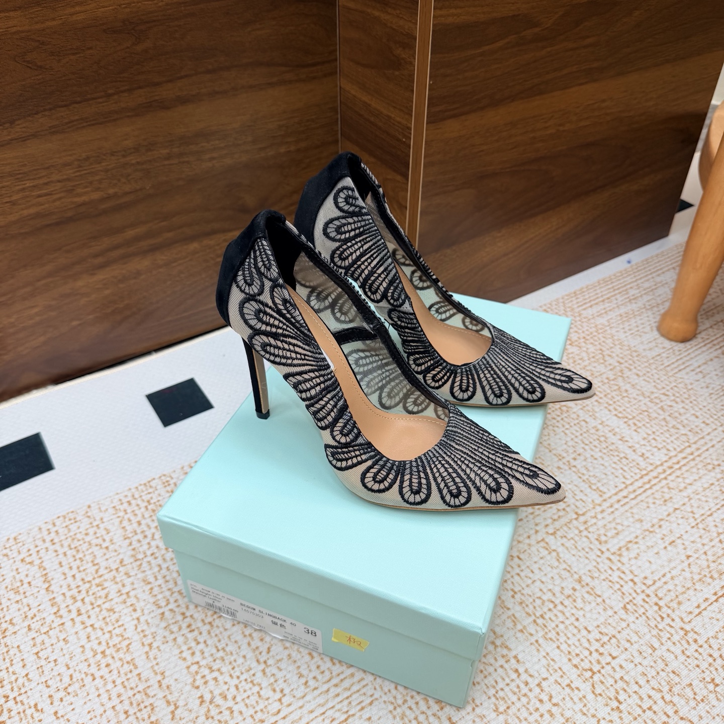 NO:929319,The counters are updated simultaneously. The most popular items for foreign orders are the Aquazzura pineapple mesh embroidery sandals and high heels series items. This mesh embroidery sandal from the Italian luxury brand Aquazzura is designed with a hollow weave, which is light and breathable, and super comfortable to wear in summer!  The flat design is suitable for daily commuting or leisure. It is low-key, elegant and versatile. The heelless style is easy to put on and take off. A must-have for lovers of simple style!  Whether paired with a skirt or casual pants, it can easily enhance the look. It is a practical and fashionable item in the summer shoe cabinet ~ Fabric mesh embroidery Heel height 10cm Size 36-43 (customized at 35.41.42.43), high-heeled shoes, sandals, high heels, skirts19860909专柜同步更新 外单爆款 Aquazzura菠萝网纱刺绣 凉鞋高跟 系列单品 意大利奢侈品牌Aquazzura的这款网纱刺绣 凉鞋 采用镂空编织设计,轻盈透气,夏天穿超舒服！平底设计,日常通勤或休闲都很友好,低调优雅又百搭.无后跟款式,穿脱方便,简约风格爱好者必入！无论搭配裙装还是休闲裤,都能轻松提升造型感,是夏季鞋柜里的实用时髦单品～ 面料网布刺绣 跟高10cm Size 36-43（35.41.42.43定做）,高跟鞋单鞋,sandals,high heels,skirts,Women's Shoes
