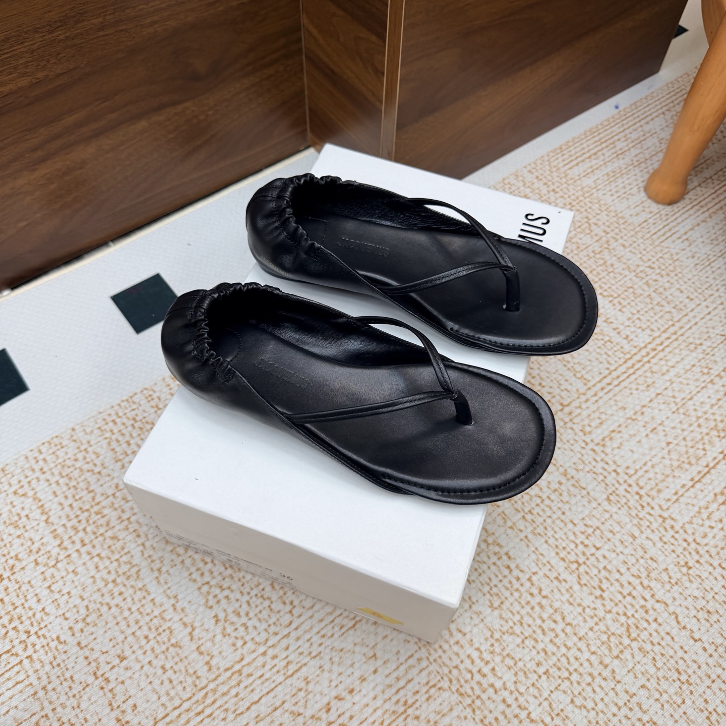 NO:929383,JACQUEMUS 27/AW flip-flop sandals. The fashion of this item is hidden in the details. It is really yyds super fashionable to pair with a skirt. —————————— Kitten heels can also be very elegant. Jacquemus25’s design inspiration comes from sculptures. The most obvious ones are the two pointed-toe shoes and the black and white high heels, both of which have sculptural outline designs, soft and powerful. Upper: cowhide. Lining/tiptoe: sheepskin. Outsole: genuine leather outsole. High flat sole.  Size 35–41 (40, 41 customized), split-toe shoes, sandals, high heels, skirts, cowhide, sheepskin, Leather soles19860909JACQUEMUS 27/AW夹脚凉鞋 单品时尚藏在细节里搭配裙子真的yyds超时髦一款单鞋 ——————————— 小猫跟也可以很气质 jacquemus25的设计灵感来源于雕塑,最能体现的就是两款尖头鞋和黑白这款高跟鞋,都具有雕塑的轮廓设计,柔和又有力量感 鞋面:牛皮 内里/踮脚:羊皮 大底:真皮大底 跟高平底 码数35–41（40、41定制）,分趾鞋,sandals,high heels,skirts,cowhide,sheepskin,Leather soles,Women's Shoes