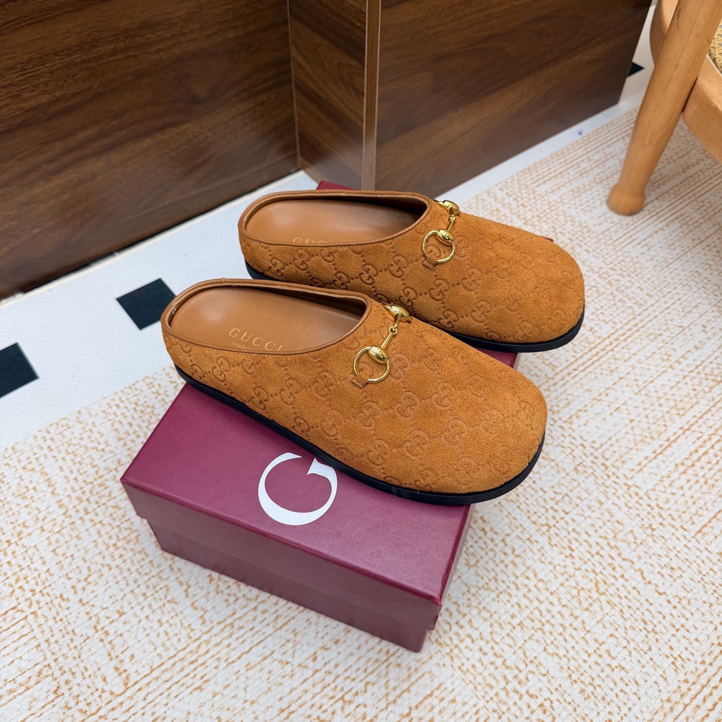 NO:929373,2026S Spring and Summer New Gucci New Round Toe Birkenstock Slippers ——————————Cloth Leather  The upper adopts the most classic and iconic logo. The eye-catching feature is that the heel can be pressed and dragged casually. It is better to wear two pairs of shoes with trousers and skirts without any sense of incompatibility when entering or leaving any place. The high-quality layered leather square kitten heel with silver sequins adds to its unparalleled visual impact. Elegance and intellectuality blend together. This pair of shoes meets the various requirements of fairies. It is truly the best among boutiques. Upper cowhide embossed/cloth surface, lining sheepskin, high flat sole, original outsole  Size 35-41 (40, 41, 42 customized), half drag, gucci, slippers, skirts, cowhide, sheepskin198609092026S 春夏新款Gucci新款圆头勃肯拖鞋 ————————————布面 皮面 鞋面采用最经典标志性Logo,吸睛之处在后跟可随性压跟而拖,一鞋两穿更好搭配裤装和裙装出入任何场所都毫无违和感哦高质量的层皮方形小猫跟配以银色亮片更显其无与伦比的视觉冲击力,优雅与知性相互融合,一对鞋满足了仙女们的种种要求,实属精品中的精品 鞋面牛皮压花/布面 内里羊皮 跟高平底 大底原版大底 码数35-41（40、41、42定制）,半拖,gucci,slippers,skirts,cowhide,sheepskin,Women's Shoes