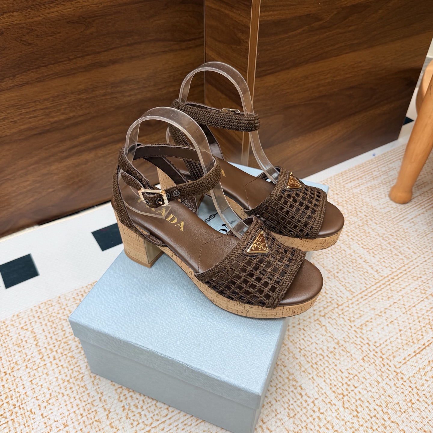 NO:929365,Prada 2026 spring and summer new style Prada spring and summer new electric embroidery sandal series Roman thick-soled sandals ———————————— The latest catwalk model, classic upgrade, comfort and fashionability coexist. Each color combination looks good, and the design matches different styles. It requires a water table and a heel for easy riding. Upper original custom velvet weaving. Lining: original custom sheepskin lining. Original leather outsole. Heel height 7.5cm. Shoe size:  35-40 (customized for 40, 41), high heels and sandals, prada, prada, sandals, high heels, sheepskin, Leather soles19860909Prada 2026 春夏新款 普拉达春夏新款电绣凉鞋系列 罗马厚底凉鞋 ———————————— 最新走秀款,经典升级 舒适度与时髦度并存 每个颜色搭配都好看,设计搭配不同风格需求水台加跟轻松驾奴 鞋面原版定制绒布编织 内里: 原版定制羊皮内里 大底原版真皮大底 跟高7.5cm 鞋码: 35-40（40、41定制）,高跟鞋凉鞋,prada,prada,sandals,high heels,sheepskin,Leather soles,Women's Shoes