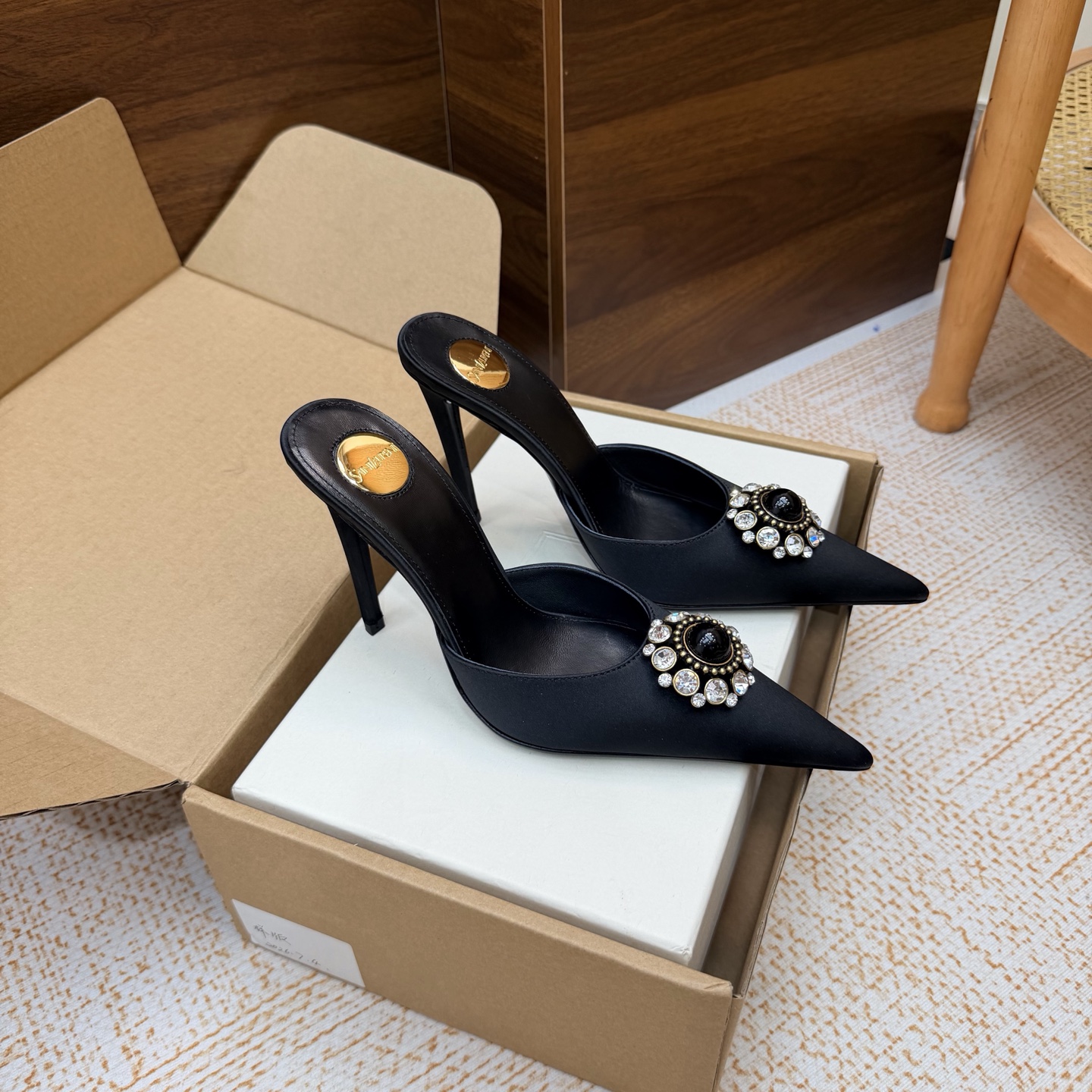 NO:929336,Top quality Saint Lauren*YSL summer new model with pointed toe retro diamond buckle, Muller half-drag, neat square-toe thong shoe style, the upper is made of bright leather, full of classic diamond quilting pattern, the footbed is embellished with round metal gold labels, the lines are clean and simple, and the wide thong strap accommodates various foot types.  The details are exquisite and durable, the even diamond pattern is three-dimensional and full, the metal round buckle has a high-grade luster and is not easy to oxidize, the square cut modifies the foot line without being bulky, and is a must-have sandal in summer. Silk upper, sheepskin lining, Italian genuine leather outsole, size 35-41 (customized sizes 40, 41, 42 are non-returnable), heel height 10.5cm, semi-drag high heels, saint laurent, saint laurent, high heels, sheepskin, real  silk,leather soles19860909顶级品质 Saint Lauren*YSL夏季新款尖头复古钻扣 穆勒半拖凉拖 利落方头夹趾鞋型,鞋面通体采用亮面皮质打造,满铺经典菱格衍缝纹路,鞋床点缀圆形金属金标,线条干净简约,宽幅夹趾带包容各类脚型. 细节工艺精致耐看,均匀菱格走线立体饱满,金属圆扣光泽高级不易氧化,方头剪裁修饰脚部线条不笨重,夏季刚需百搭凉拖. 鞋面真丝 内里羊皮 大底意大利真皮大底 size35-41码（40、41、42码定制不退换） 跟高10.5cm,半拖高跟鞋,saint laurent,saint laurent,high heels,sheepskin,real silk,Leather soles,Women's Shoes