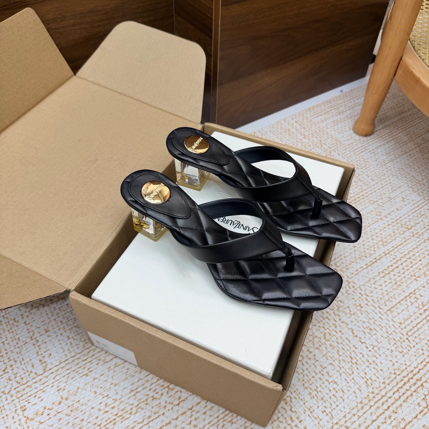 NO:929318,Top quality (comes with airplane case) Saint Lauren*YSL summer new diamond thick heel thong sandals, neat square toe thong style, the upper is made of bright leather, full of classic diamond quilting pattern, the footbed is embellished with round metal gold labels, the lines are clean and simple, and the wide thong strap accommodates various foot types.  The details are exquisite and eye-catching, the even diamond pattern is three-dimensional and full, the metal round buckle has a high-grade luster and is not easy to oxidize, the square toe cut modifies the foot line without being bulky, and is a must-have sandal in summer. Upper cow leather/cow leather lining sheepskin/cow patent leather outsole Italian genuine leather outsole size 35-41 (customized sizes 40 and 41 are non-returnable) Heel height 5cm, split-toe shoes, saint laurent, saint  laurent,cowhide,sheepskin,Leather soles19860909顶级品质（配飞机盒） Saint Lauren*YSL夏季新款菱格粗跟夹趾凉拖 利落方头夹趾鞋型,鞋面通体采用亮面皮质打造,满铺经典菱格衍缝纹路,鞋床点缀圆形金属金标,线条干净简约,宽幅夹趾带包容各类脚型. 细节工艺精致耐看,均匀菱格走线立体饱满,金属圆扣光泽高级不易氧化,方头剪裁修饰脚部线条不笨重,夏季刚需百搭凉拖. 鞋面牛漆皮/牛皮 内里羊皮/牛漆皮 大底意大利真皮大底 size35-41码（40、41码定制不退换） 跟高5cm,分趾鞋,saint laurent,saint laurent,cowhide,sheepskin,Leather soles,Women's Shoes