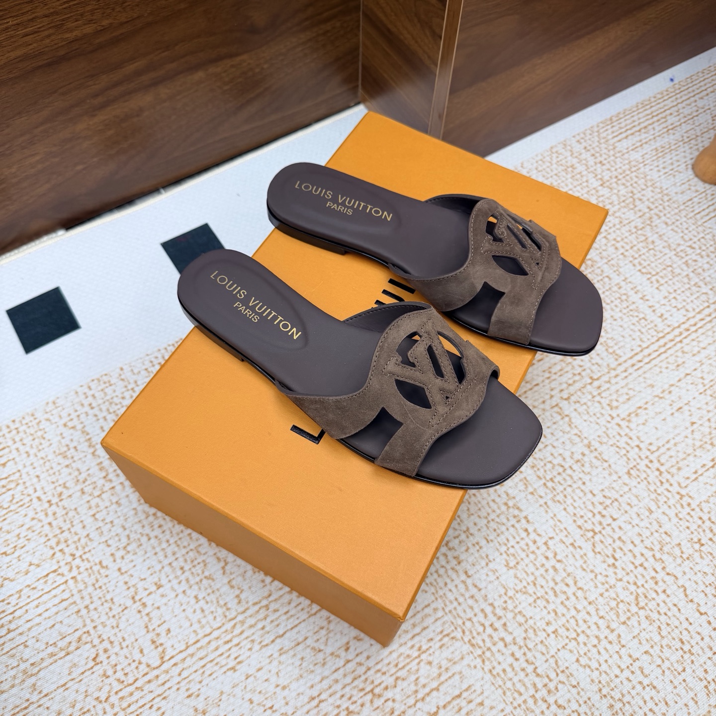 NO:929304,LV | Louis Vuitton 26 2026 early spring new products. The top version counter focuses on the latest slippers/cat-heeled slippers. Hard goods are new. ———————————— The upper is original and customized from Yangjing. The lining is imported goatskin. The outsole is original Italian leather outsole. Heel is high and flat. Shoe size: 35-42 (40, 41, 42 customized are not returnable), slippers, louis vuitton, louis  vuitton,slippers,sheepskin,sheep,leather soles19860909LV | 路易威登 26 2026早春新品 顶级版本专柜主打最新款 拖鞋/猫跟拖鞋 硬货上新 ———————————— 鞋面原版定制羊京 内里进口山羊皮里 大底原版意大利真皮大底 跟高平底 鞋码: 35-42（40、41、42定制不退换）,拖鞋,louis vuitton,louis vuitton,slippers,sheepskin,sheep,Leather soles,Women's Shoes