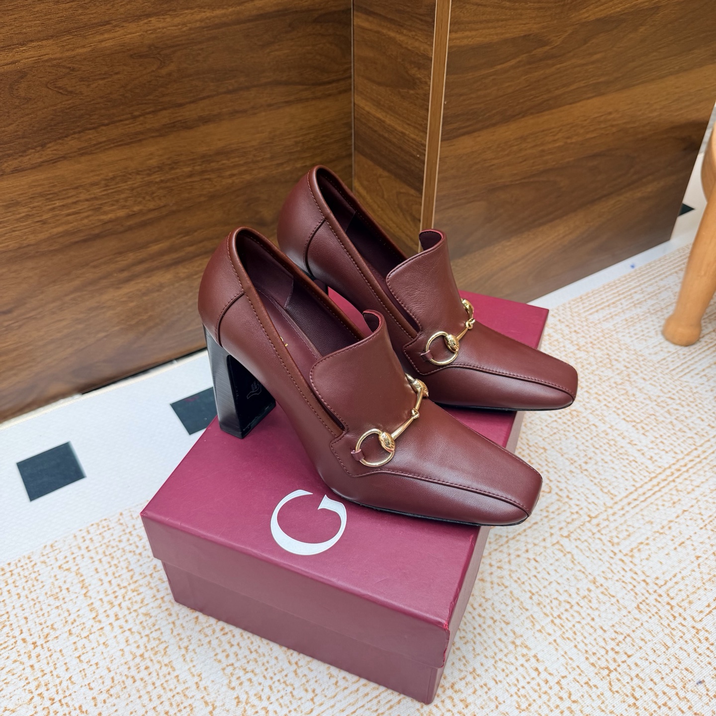 NO:929299,2026S spring and summer new Gucci new square head horsebit high-heeled shoes ————————————  The upper adopts the most classic and iconic logo. The eye-catching feature is that the heel can be pressed and dragged casually. It is better to wear two pairs of shoes with trousers and skirts. It will not be out of place in any place. The high-quality layered leather square kitten heel with silver sequins shows its unparalleled visual impact. Elegance and intellectuality are blended together. This pair of shoes meets the various requirements of fairies. It is truly the best among boutiques. Upper cowhide/cloth, lining sheepskin, high flat sole, genuine leather outsole  Heel height 6cm/10cm, size 35-41 (40, 41, 42 customized), high-heeled shoes, gucci, high heels, skirts, cowhide, sheepskin, Leather soles198609092026S 春夏新款Gucci新款方头马衔扣高跟单鞋 ———————————— 鞋面采用最经典标志性Logo,吸睛之处在后跟可随性压跟而拖,一鞋两穿更好搭配裤装和裙装出入任何场所都毫无违和感哦高质量的层皮方形小猫跟配以银色亮片更显其无与伦比的视觉冲击力,优雅与知性相互融合,一对鞋满足了仙女们的种种要求,实属精品中的精品 鞋面牛皮/布面 内里羊皮 跟高平底 大底真皮大底 跟高6cm/10cm 码数35-41（40、41、42定制）,高跟鞋单鞋,gucci,high heels,skirts,cowhide,sheepskin,Leather soles,Women's Shoes
