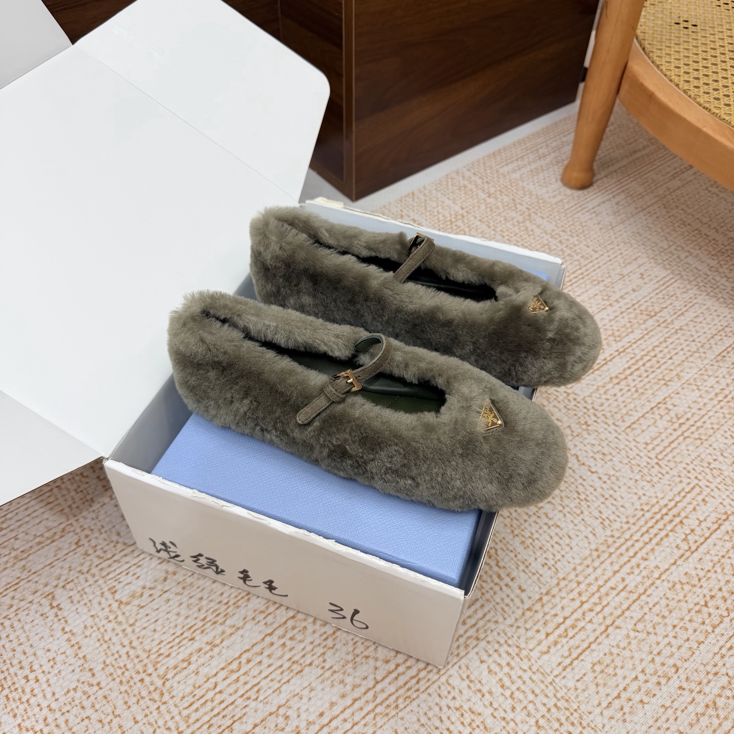 NO:957218,High version | Prada 5 new products New Mary Jane sandals/shoes series in the counter —————————— Comes with airplane box Wool uppers Specific hybrid sheepskin lining Outsole Original molded rubber sole Shoe size: 35-42 (customized 40, 41, 42 are non-returnable) Original counter full set of luxury packaging, single shoes, prada, sandals, mary jane, sheepskin19860909高版本 | Prada 5 新品 专柜新款玛丽珍凉鞋/单鞋 系列上新 ——————————配飞机盒 鞋面羊毛  内里特定混种羊皮内里 大底原版开模橡胶底 鞋码:35-42（40、41、42定制不退换） 原版专柜全套豪华包装,单鞋,prada,sandals,mary jane,sheepskin,Women's Shoes