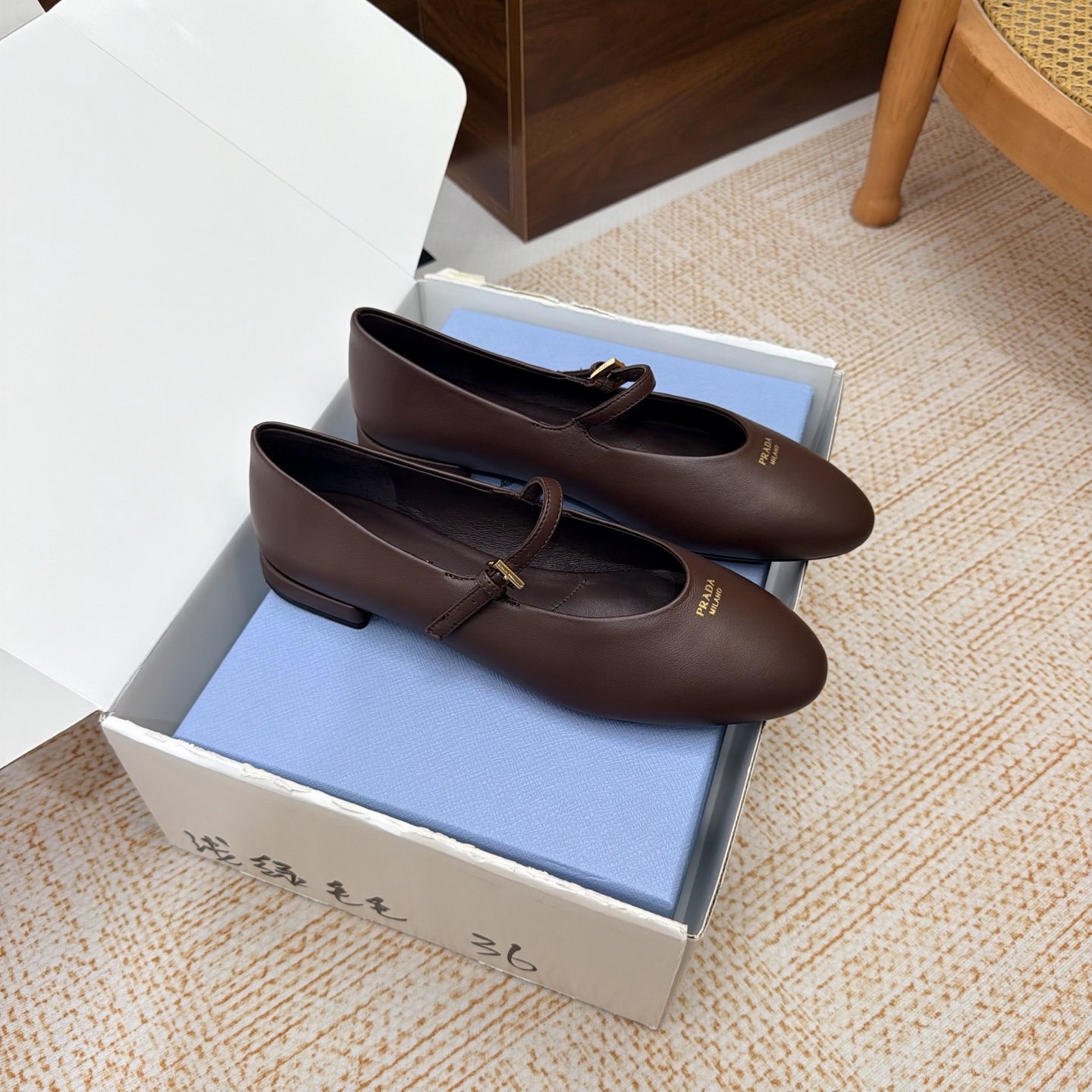 NO:957227,High version | Prada 5 new products New Mary Jane sandals/shoes series in the counter —————————— Comes with airplane box Upper calfskin Specific mixed sheepskin lining Outsole Original molded rubber sole Shoe size: 35-42 (customized 40, 41, 42 are not returnable) Original counter full set of luxury packaging, single shoes, prada, sandals, mary jane, cowhide, sheepskin19860909高版本 | Prada 5 新品 专柜新款玛丽珍凉鞋/单鞋 系列上新 ——————————配飞机盒 鞋面小牛皮  内里特定混种羊皮内里 大底原版开模橡胶底 鞋码:35-42（40、41、42定制不退换） 原版专柜全套豪华包装,单鞋,prada,sandals,mary jane,cowhide,sheepskin,Women's Shoes