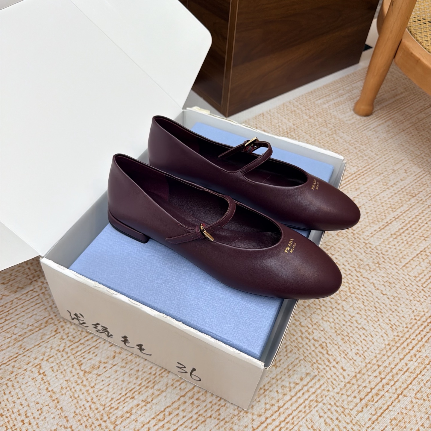 NO:957236,High version | Prada 5 new products New Mary Jane sandals/shoes series in the counter —————————— Comes with airplane box Upper calfskin Specific mixed sheepskin lining Outsole Original molded rubber sole Shoe size: 35-42 (customized 40, 41, 42 are not returnable) Original counter full set of luxury packaging, single shoes, prada, sandals, mary jane, cowhide, sheepskin19860909高版本 | Prada 5 新品 专柜新款玛丽珍凉鞋/单鞋 系列上新 ——————————配飞机盒 鞋面小牛皮  内里特定混种羊皮内里 大底原版开模橡胶底 鞋码:35-42（40、41、42定制不退换） 原版专柜全套豪华包装,单鞋,prada,sandals,mary jane,cowhide,sheepskin,Women's Shoes