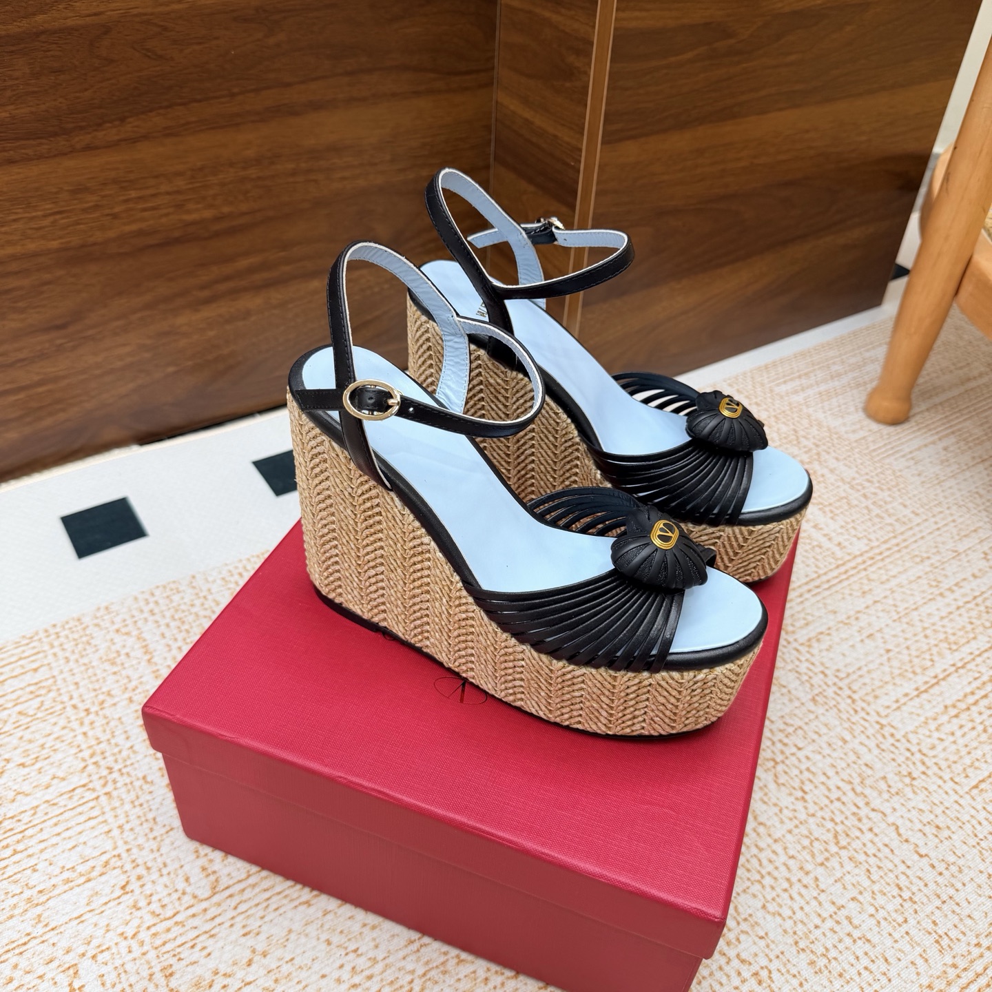 NO:957193,Popular Valentin classic big V buckle wedge straw straw high heel sandals with classic big V buckle element design and matching —————————— High-heeled sandals Highlights the brand’s unique design style Luxurious and fashionable Highly identifiable Exquisite round toe Perfect side curves Specially pure taste Little wild and ladylike temperament Full of femininity The upper is made of cowhide The lining is made of mixed sheepskin Original molded hardware buckle Italian imported cowhide outsole  Heel height 12cm, size 35-39 (40/41/42 customized), high heels sandals, valentino, valentino, sandals, high heels, espadrilles, cowhide, sheepskin19860909爆款 Valentin华伦天伦经典大V扣 坡跟草编 高跟凉鞋经典的大V扣元素设计搭配 ————————————— 彰显了品牌独有的设计风格 奢华时尚 极有辨识度 精致的圆头 侧身弧线完美 味儿特别纯正 小小野性  名媛气质女人味十足 鞋面采用牛皮 内里采用混种羊皮 原版开模五金扣 意大利进口牛皮大底 跟高12cm 码数35-39（40/41/42定制）,高跟鞋凉鞋,valentino,valentino,sandals,high heels,espadrilles,cowhide,sheepskin,Women's Shoes
