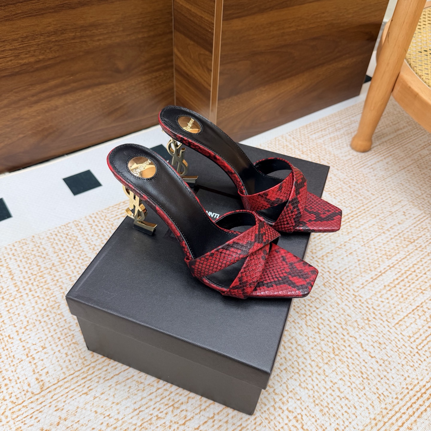 NO:957166,2026 spring and summer new YSL Saint Laurent / Saint Laurent YSL new agate hardware accessories are super super invincible and popular sandals —————————————— This hardware buckle of each layout in our house must be molded and customized at 1:1!  The effect is very comfortable, the foot feels great, and whether you pair it with jeans, a small suit, or a skirt, it can be matched naturally. Snake grain cowhide upper, sheepskin lining, genuine leather outsole, heel height 8.5cm, size 35-42 (40, 41, 42 customized, non-refundable), high-heeled sandals, saint laurent, saint laurent, saint laurent, sandals, high  heels,skirts,jeans,cowhide,sheepskin,Leather soles198609092026春夏新款 YSL Saint Laurent / 圣罗兰ysl 新款玛瑙五金 配件超级超级无敌火爆的一个款凉鞋 —————————————— 这款我们家每个版面的五金扣都要开模1:1定制！效果非常舒服,脚感很棒,而且无论你搭配牛仔裤,小西服,裙子,都能搭配自然 鞋面蛇纹牛皮 内里羊皮 鞋底真皮大底 跟高8.5cm 尺码35-42（40、41、42定制不退不换),高跟鞋凉鞋,saint laurent,saint laurent,saint laurent,sandals,high heels,skirts,jeans,cowhide,sheepskin,Leather soles,Women's Shoes