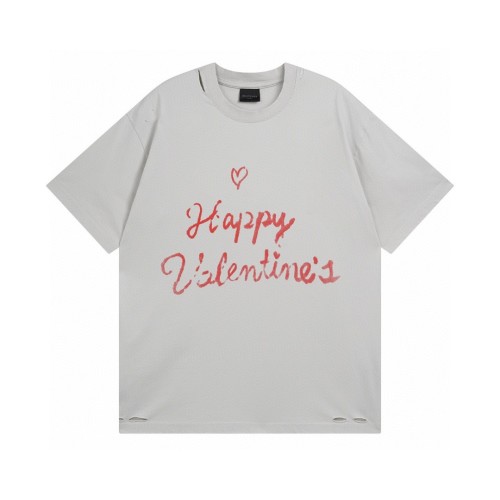 Balenciaga 2025 SS Valentine's Day T-Shirt, English Print, Short Sleeve 1 Balenciaga 2025 SS Valentine's Day T-Shirt, English Print, Short Sleeve