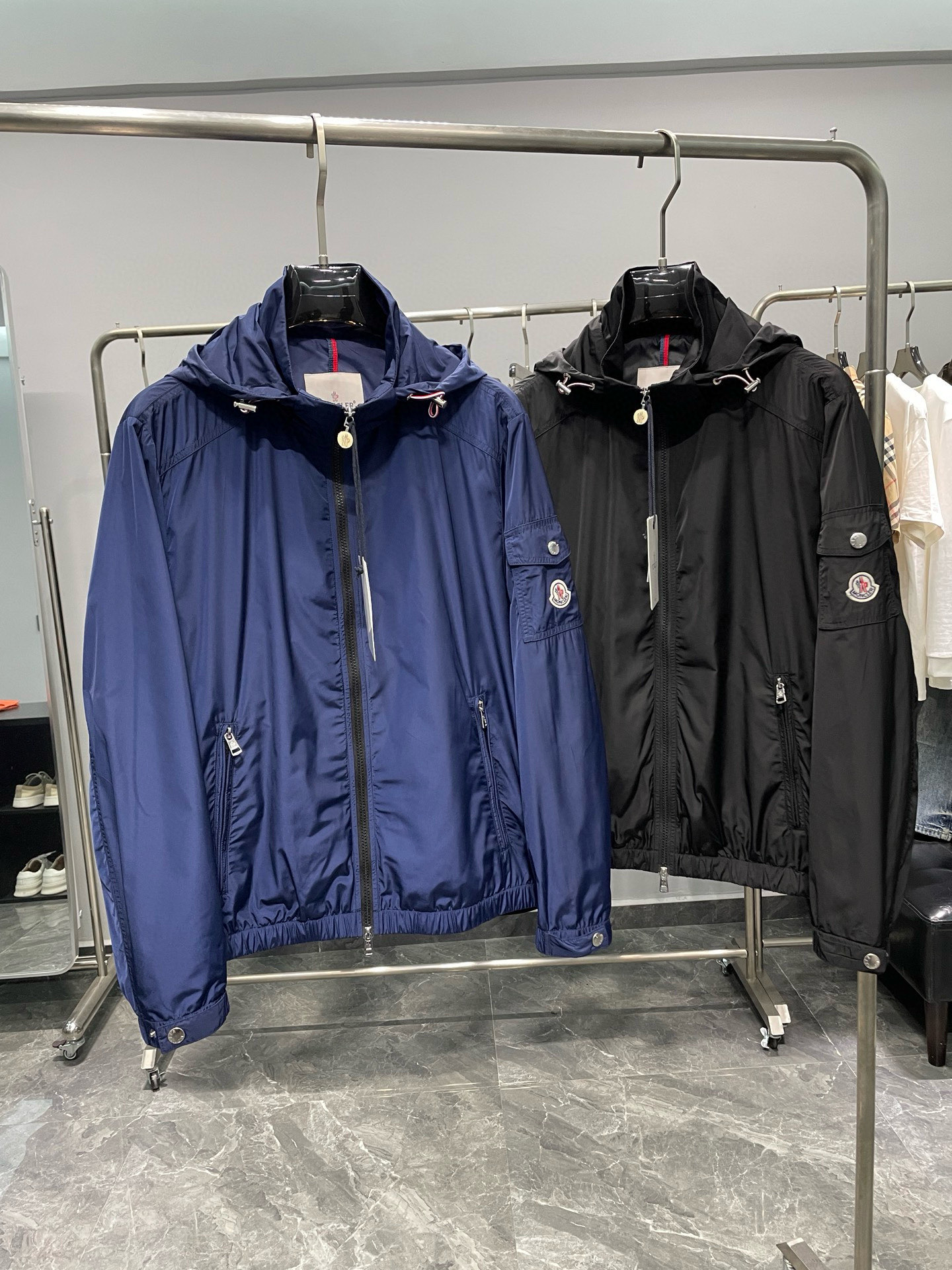 NO:135852,.The 25SS spring and summer new lightweight nylon hooded jacket, men's pocket decoration outdoor sports and casual jacket!  Trading companies have sparse channels and are released on the official website at the same time!  The essential jacket items in the wardrobe during the season change not only ensure the convenience of wearing, but also make it easy and comfortable at all times!  This jacket is made of imported high-end nylon material. The fabric surface is smooth and delicate, presenting a fine texture and shimmer feeling. It is soft, moderate, smooth and drape-resistant, and it is not pill-resistant. The fabric is firm and solid, with strong wrinkle resistance, excellent moisture absorption and breathability, and has good wind and waterproof effects!  The classic embroidered logo pocket patches with sleeves and zippered placket design, while doubled the fashion sense, the recognition and luxury are beyond doubt!  The neat and capable tailoring and soft fabrics are combined with hardness and softness to create a natural sense of high-end, and still retain the sexy style under the ease!  The simple and capable design is elegant and elegant, and the neat tailoring techniques make the upper body fit and fit, with a tall and tough outline, which is definitely the best choice for those who taste it!  Color blue and black Size M-3XL Size reference M size shoulder width 46 bust 112 sleeve length 64 clothes length 66 L size shoulder width 47 bust 116 sleeve length 65 clothes length 67 XL size shoulder width 48 bust 120 sleeve length 66 clothes length 68 2XL size shoulder width 49 bust 124 sleeve length 67 clothes length 69 3XL size shoulder width 50 bust 128 sleeve length 68 clothes length 70, Moncler, jackets & coats, jackets & coats,hats,alexander wang19860909.蒙口 25SS春夏新款轻薄尼龙连帽夹克,男士口袋装饰户外运动休闲夹克外套！贸易公司渠道稀出,同步官网发售！换季时衣橱必备的夹克单品,既保证了着身的便捷性,也能轻松洒脱时刻舒爽！ 此款夹克选用客供进口高端尼龙材质打造,织物布面光洁细腻,呈现出细密的肌理和微光感,柔软适中顺滑有垂感,抗磨不起球,面料牢固结实,抗皱性强,吸湿性与透气性都极为优越,并且有着很好的防风防水功效！袖臂经典刺绣徽标口袋贴饰,再搭配上拉链门襟设计,倍增时尚感的同时,其辨识度与奢华感更是毋庸置疑的！利落干练的剪裁搭配柔软细腻的面料,刚柔并济迸发出自然的高级感,在潇洒之下依然保留性感风格！简单干练的设计,富有气质又不失儒雅,加上利落的剪裁手法,使得上身后的版型合体服帖,轮廓挺拔硬朗,绝对是品味人士的不二之选！ 颜色蓝色、黑色 尺码M-3XL 尺寸参考 M码肩宽46胸围112袖长64衣长66 L码肩宽47胸围116袖长65衣长67 XL码肩宽48胸围120袖长66衣长68 2XL码肩宽49胸围124袖长67衣长69 3XL码肩宽50胸围128袖长68衣长70,,Moncler,jackets & coats,jackets & coats,hats,alexander wang,Men's clothing