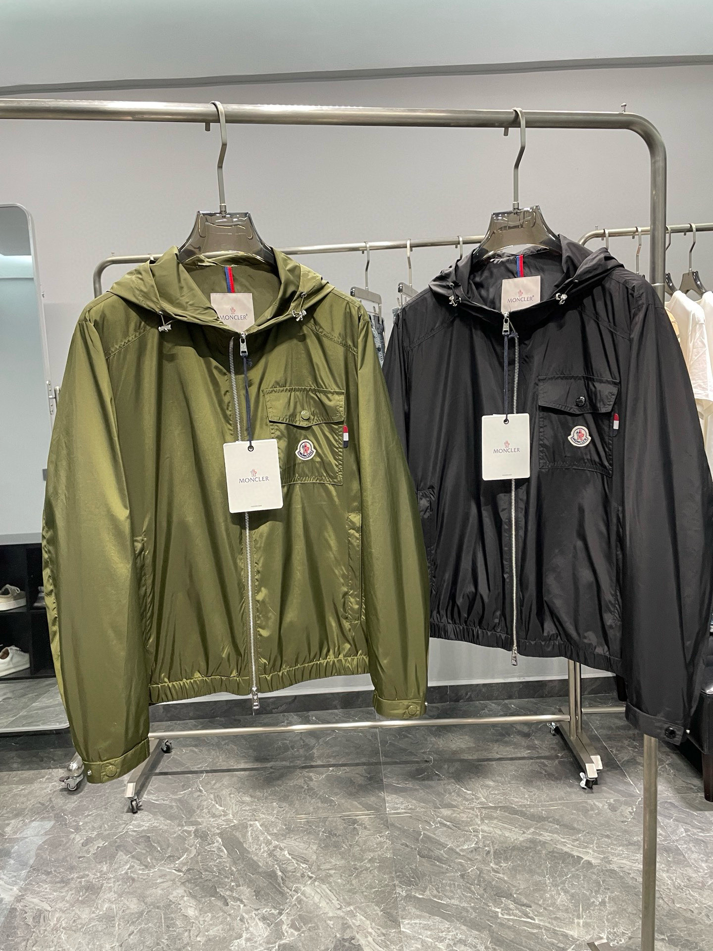 NO:135871,.The 25SS spring and summer new lightweight nylon zipper jacket, men's pocket felt badge hooded jacket jacket!  Trading companies have sparse channels and are released on the official website at the same time!  A thin and light jacket that combines business and casualness, a classic work of M home, and a benchmark player in the jacket industry!  This jacket is made of imported nylon material. The fabric feels thin and tough, very silky and delicate, and has a shiny feel. It is breathable and comfortable to fit the skin, and is not stuffy. It also takes into account the outdoor windproof and waterproof effects. It is an ideal choice for the spring and autumn seasons!  The felt badge on the chest pocket shows the high-end identity and good taste!  The front is decorated with large pockets, elastic and adjustable hood, cuffs and elastic drawstring hem design, which is practical and very design-like, giving the jacket a super casual atmosphere!  The basic style is slightly loose, the overall style is simple and neat, the upper body is not picky at all, and the basic style is not discriminated in age. You can go out easily by wearing it casually!  Color green and black Size M-3XL Size reference M size shoulder width 46 bust 112 sleeve length 64 clothes length 66 L size shoulder width 47 bust 116 sleeve length 65 clothes length 67 XL size shoulder width 48 bust 120 sleeve length 66 clothes length 68 2XL size shoulder width 49 bust 124 sleeve length 67 clothes length 69 3XL size shoulder width 50 bust 128 sleeve length 68 clothes length 70, Moncler, jackets & coats, jackets & coats,hats,alexander wang19860909.蒙口 25SS春夏新款轻薄尼龙材质拉链夹克,男士口袋毛毡徽章贴饰连帽夹克外套！贸易公司渠道稀出,同步官网发售！商务休闲兼具的一款轻薄型夹克,M家的经典之作,夹克界标杆选手！ 此款夹克甄选客供进口尼龙材质制成,面料手感轻薄有韧性,很是丝滑细腻且富有光泽感,贴肤透气舒适不闷热,同时兼顾户外防风防水功效,是春秋时节的理想之选！胸前口袋毛毡徽章点缀,彰显出高奢身份、品味不俗！前幅大口袋装饰,松紧可调节风帽、袖口以及松紧抽绳下摆设计,实用又很有设计感,赋予了该夹克超强的休闲气息！基础略宽松的版型剪裁,整体风格简洁利落,上身完全不挑人,不分年龄层次的基础款,随意一穿就能轻松出门！ 颜色绿色、黑色 尺码M-3XL 尺寸参考 M码肩宽46胸围112袖长64衣长66 L码肩宽47胸围116袖长65衣长67 XL码肩宽48胸围120袖长66衣长68 2XL码肩宽49胸围124袖长67衣长69 3XL码肩宽50胸围128袖长68衣长70,,Moncler,jackets & coats,jackets & coats,hats,alexander wang,Men's clothing