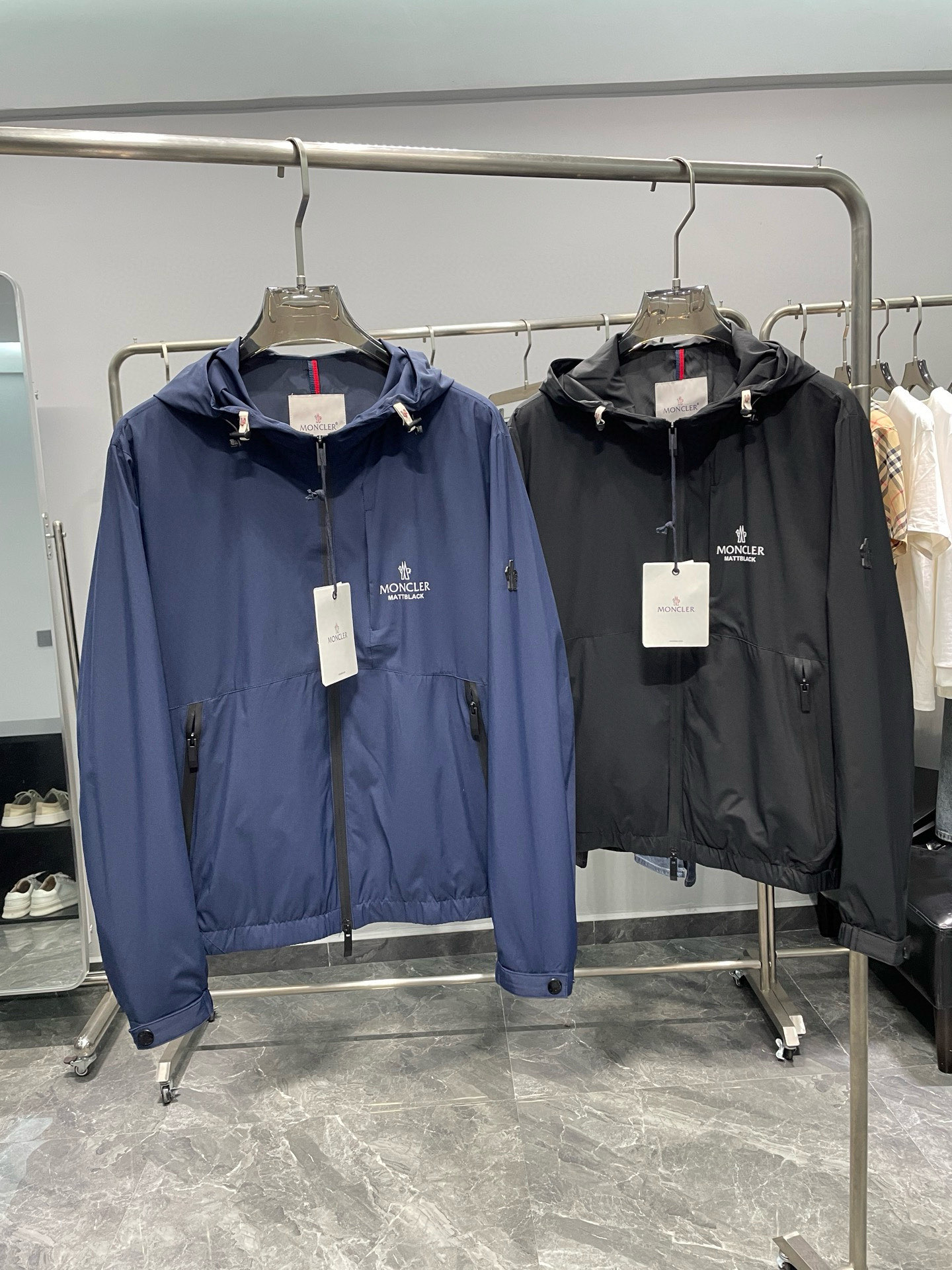 NO:135868,.The 25SS early spring new lightweight technology fiber hooded jacket, classic letter logo printed casual zipper windproof jacket for men!  Trading companies have sparse channels and are on sale on the leading official website!  With its excellent fabric performance, exquisite craftsmanship, humanized design concepts and versatile style cutting, this new Farmenjia windproof jacket has become a model work that emphasizes both fashion and function, and is deeply loved and sought after by consumers!  The fabric is made of customized technology fiber blended woven material. This special fabric is not only light in texture, comfortable and unburdened, but also has excellent wind resistance. Even on days when the wind is gentle or the wind is slightly stronger, it can effectively block the invasion of external wind!  The jacket's chest is printed with eye-catching letter logos with exquisite printing techniques, which are simple and atmospheric, demonstrating the wearer's unique taste and personality!  On the sleeves, exquisite silicone badges are cleverly inlaid with each detail, and every detail is carefully crafted, all of which interprets the brand's extraordinary status and excellent craftsmanship!  What is more worth mentioning is that the zipper used in this jacket is also a customized brand engraved hardware zipper. The zipper is smooth and easy to pull, and is durable. Every opening and closing reveals a sense of quality!  The adjustable integrated hood design allows you to freely adjust the size and elasticity of the hood according to your personal needs. Whether you want to protect yourself from the sun or resist the invasion of cold wind, you can easily deal with it!  The cuffs and hem adopt a windproof buckle design, which effectively prevents the invasion of cold wind and also maintains the jacket's style clever and neat style!  Color blue and black Size M-3XL Size reference M size shoulder width 46 bust 112 sleeve length 64 clothes length 66 L size shoulder width 47 bust 116 sleeve length 65 clothes length 67 XL size shoulder width 48 bust 120 sleeve length 66 clothes length 68 2XL size shoulder width 49 bust 124 sleeve length 67 clothes length 69 3XL size shoulder width 50 bust 128 sleeve length 68 clothes length 70, Moncler, jackets & coats, jackets & coats,hats,alexander wang19860909.蒙口 25SS早春新款轻薄科技纤维材质连帽夹克,男士经典字母标识印花休闲拉链防风夹克外套！贸易公司渠道稀出,领先官网发售！这款法蒙家全新防风夹克以其卓越的面料性能、精湛的工艺水平、人性化的设计理念以及百搭的版型裁剪,成为了时尚与功能并重的典范之作,深受消费者的喜爱与追捧！ 面料采用了客供定制的科技纤维混纺梭织材料,这种特殊的面料不仅质地轻薄,穿着舒适无负担,更具备出色的防风性能,即便是在微风轻拂或是风力稍大的日子里,也能有效地阻挡外界风力的侵扰！夹克胸前以精湛的印刷工艺印制着醒目的字母标识,简洁而大气,彰显出穿着者独特的品味与个性！而在袖臂之上,巧妙地镶嵌着精致的硅胶徽章,这每一处细节都精心雕琢,无一不诠释出品牌非凡的身份地位与卓越的工艺水平！ 更为值得一提的是,这款夹克所采用的拉链也是客供定制的品牌刻印五金拉链,拉链顺滑易拉,经久耐用,每一次的开合都透露出品质感！可调节的一体式帽兜设计,可根据个人的需求自由调整帽兜的大小与松紧,无论是想要遮阳防晒还是抵御寒风侵袭,都能轻松应对！袖口与下摆则采用了防风束口设计,有效地防止了冷风的侵入,同时也保持了夹克版型的挺括与利落！ 颜色蓝色、黑色 尺码M-3XL 尺寸参考 M码肩宽46胸围112袖长64衣长66 L码肩宽47胸围116袖长65衣长67 XL码肩宽48胸围120袖长66衣长68 2XL码肩宽49胸围124袖长67衣长69 3XL码肩宽50胸围128袖长68衣长70,,Moncler,jackets & coats,jackets & coats,hats,alexander wang,Men's clothing