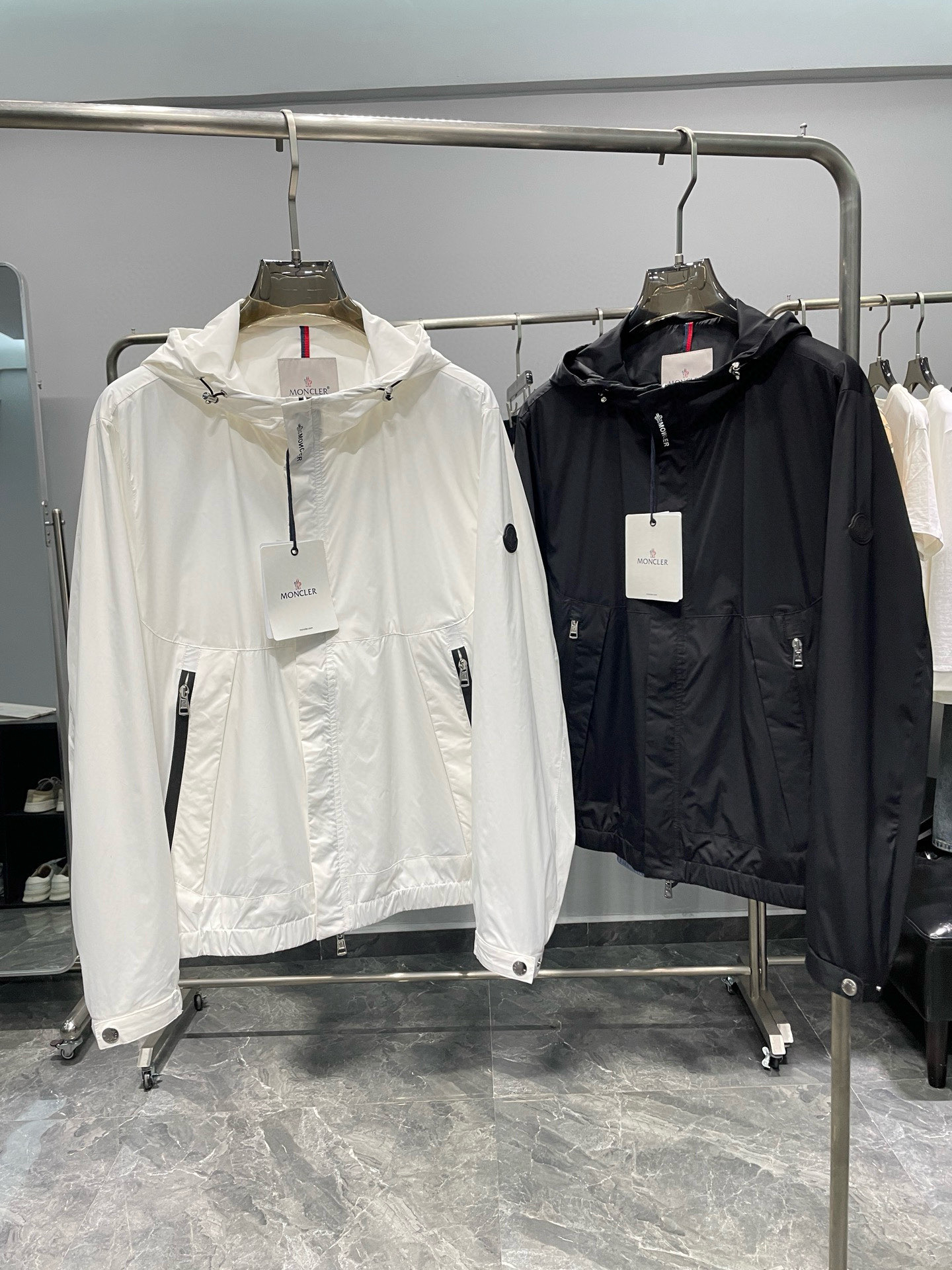 NO:135865,.The 24SS spring and summer new lightweight technology fabric hooded jacket, men's fashionable hooded hooded logo zippered jacket jacket!  Trading companies have sparse channels and are released on the official website at the same time!  This jacket is a functional, stylish and high-quality jacket choice!  Whether you are strolling in the city in summer or enjoying the sun at a beachfront resort, it can be your intimate companion, providing you with comfort and protection!  Made of high-density lightweight technology fiber fabric, this jacket is superior in functionality and has the characteristics of wind and waterproofness, so that you are not afraid of outdoor travel in summer!  It is light and easy to store, making it easy to store it in any size of suitcase. Whether it is long-distance or short-distance travel, it can be easily carried, and it is always protected!  The logo print details at the collar of the jacket adds the finishing touch to the overall look, making this jacket more fashionable!  Not only that, the customer provides customized hardware and accessories, further improving the quality and appearance of the jacket, so that you can show an invincible quality in any occasion!  The casual short style cut design is not limited by body shape and body shape. No matter what your body shape, this jacket can perfectly fit your figure and show your confidence and fashion!  Color white, black Size M-3XL Size reference M Size shoulder width 46 bust 112 sleeve length 64 clothes length 66 L Size shoulder width 47 bust 116 sleeve length 65 clothes length 67 XL Size shoulder width 48 bust 120 sleeve length 66 clothes length 68 2XL Size shoulder width 49 bust 124 sleeve length 67 clothes length 69 3XL Size shoulder width 50 bust 128 sleeve length 68 clothes length 70, Moncler, jackets & coats, jackets & coats, hats, alexander wang19860909.蒙口 24SS春夏新款轻质科技面料连帽夹克,男士时尚帽兜印花logo拉链连帽夹克外套！贸易公司渠道稀出,同步官网发售！此款夹克是一款功能性强、时尚且高品质的外套选择！无论您是在城市的夏日漫步,还是在海滨度假胜地尽情享受阳光,它都能成为您的贴心伴侣,为您提供舒适和保护！ 这款夹克采用高密度轻质科技纤维面料制作,其功能性优越,具备防风防水的特点,让您在夏季无惧户外出行！轻薄且容易收纳,方便您将其收入任何大小的行李箱中,无论是长途旅行还是短途出行,都能轻松携带,随时为您提供保护！夹克的领口处logo印花细节设计为整体增添了点睛之笔,使得这款夹克更具时尚感！不仅如此客供定制五金辅料的使用,进一步提升了夹克的品质和外观,使您在任何场合都能展现无敌的品相！休闲短款版型裁剪设计,不受身材和体型的限制,无论您的身形如何,这款夹克都能完美贴合您的身材,展现出您的自信与时尚！ 颜色白色、黑色 尺码M-3XL 尺寸参考 M码肩宽46胸围112袖长64衣长66 L码肩宽47胸围116袖长65衣长67 XL码肩宽48胸围120袖长66衣长68 2XL码肩宽49胸围124袖长67衣长69 3XL码肩宽50胸围128袖长68衣长70,,Moncler,jackets & coats,jackets & coats,hats,alexander wang,Men's clothing