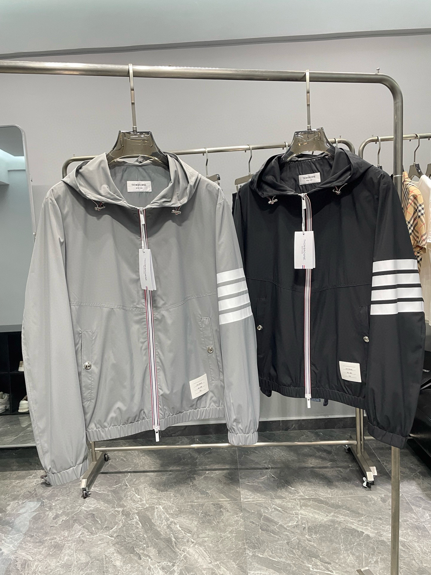 NO:135862,.TB25SS spring and summer new technology fiber fabric zipper jacket, men and women's same sleeves, four-bar contrasting zipper logo hooded jacket jacket!  Trading companies have sparse channels and are released on the official website at the same time!  The vibrant fashion brand born in the United States is a world-renowned fashion luxury brand and the first leader to break the board of traditional suits. It gives business people who need to wear formal clothes all the time every day an additional new choice for freedom and relaxation and fashionable personality!  The same is true for the latest iconic four-bar fixed-knit jacket!  Rare fabrics of trading companies are leaking out, rare fabrics and craftsmanship on the market, high-quality details that can only be achieved by orders from top manufacturers. The fabrics customized with polyester fiber are lighter and wear-resistant, with excellent sweat absorption and breathability!  It feels smooth and comfortable, and naturally exudes a matte texture luster. The specially processed fabric is worn for a long time without deformation. Its sweat and moisture absorption function is also very excellent, which increases the practical wear of this jacket!  Daily exercise is sweat-absorbent and breathable, the comfort is self-evident, the skin-friendly and the details are in place, the craftsmanship is exquisite and delicate, the slim fits the seam, so perfect, and very excellent details!  The overall design and shape are always based on TB aesthetics, with a distinctive recognition. The iconic four bars on the sleeves strongly demonstrate the brand identity!  The zipper head is made of very labeled red, blue and white elements, and is just right in embellishment, stunning and fashionable!  The cuffs and hem are infused with elastic band design, which can be said to be the soul of the jacket. It is simple and generous without losing its clean and neat temperament. The upper body effect cannot be picked. Wearing in spring and summer also adds icing on the cake, supporting the appearance of the entire look. Whether it is business, casual or outdoor, it is an excellent choice!  Color gray, black Size M-3XL Size reference M Size shoulder width 46 bust 112 sleeve length 64 clothes length 66 L Size shoulder width 47 bust 116 sleeve length 65 clothes length 67 XL Size shoulder width 48 bust 120 sleeve length 66 clothes length 68 2XL Size shoulder width 49 bust 124 sleeve length 67 clothes length 69 3XL Size shoulder width 50 bust 128 sleeve length 68 clothes length 70,,jackets & coats,jackets & coats,business suit,hats,alexander wang19860909.TB25SS春夏新款科技纤维面料拉链夹克,男女同款袖臂四条杠撞色拉链标识连帽夹克外套！贸易公司渠道稀出,同步官网发售！诞生于美国的活力时尚品牌,是世界知名的时尚奢侈品牌,也是第一个将传统西装的板正打破的领头人,让每天都需要时刻穿着正装的商务人士,多了一个自由放松,莄时髦个性的全新选择！ 最新推出的标志性四条杠定织夹克外套亦是如此！贸易公司稀有面料流出,市面上罕见的面料和工艺,只有顶级大厂订单才能做到的高奢品质细节,采用聚酯纤维定制纺织的的面料更为轻盈耐磨,吸汗透气性相当的优越！手感光滑舒适,自然散发出哑光质地光泽感,特别工艺处理的面料久穿耐磨不变形,排汗吸湿功能亦是非常出色,加大了这件夹克的实穿场合！日常运动吸汗透气,舒适度不言而喻,亲肤性绝佳,细节方面更是到位,工艺精湛细腻,严丝合缝,完美如斯,相当出色的细节！ 通体的设计造型一贯以TB美学为基调,辨识度颇为鲜明,袖子上标志性的四条杠,有力的标榜了品牌身份！拉链头用了非常标签化的红蓝白元素,点缀的刚刚好,惊艳且时髦！袖口和下摆的都注入了弹力带的设计,可谓是夹克外套的灵魂之笔,简洁大方不失干净利落的气质,上身效果无法挑剔,在春夏季节穿着亦是让造型锦上添花,撑起了整个造型的颜值,无论是商务还是休闲或是户外,都是绝佳的选择！ 颜色灰色、黑色 尺码M-3XL 尺寸参考 M码肩宽46胸围112袖长64衣长66 L码肩宽47胸围116袖长65衣长67 XL码肩宽48胸围120袖长66衣长68 2XL码肩宽49胸围124袖长67衣长69 3XL码肩宽50胸围128袖长68衣长70,,jackets & coats,jackets & coats,business suit,hats,alexander wang,Men's clothing