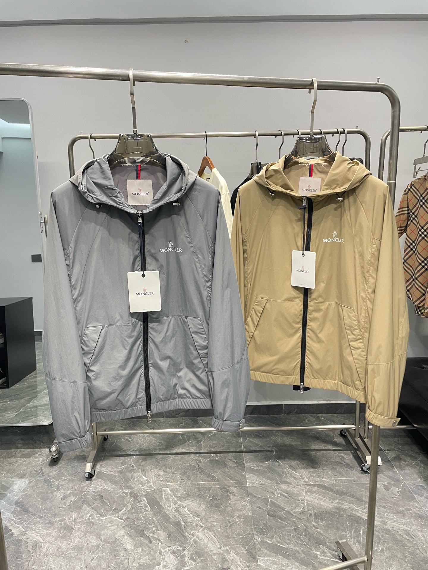 NO:135850,.The masked MOC25SS early spring new lightweight technology fiber hooded jacket, classic letter logo printed casual zipper windproof jacket for men!  Trading companies have sparse channels and are on sale on the leading official website!  With its excellent fabric performance, exquisite craftsmanship, humanized design concepts and versatile style cutting, this new Farmenjia windproof jacket has become a model work that emphasizes both fashion and function, and is deeply loved and sought after by consumers!  The fabric is made of customized technology fiber blended woven material. This special fabric is not only light in texture, comfortable and unburdened, but also has excellent wind resistance. Even on days when the wind is gentle or the wind is slightly stronger, it can effectively block the invasion of external wind!  The chest and back of the jacket are printed with eye-catching letter logos with exquisite printing techniques, which are simple and atmospheric, demonstrating the wearer's unique taste and personality!  Every detail is carefully crafted, and all of them interpret the brand's extraordinary status and excellent craftsmanship!  What is more worth mentioning is that the zipper used in this jacket is also a customized brand engraved hardware zipper. The zipper is smooth and easy to pull, and is durable. Every opening and closing reveals a sense of quality!  The adjustable integrated hood design allows you to freely adjust the size and elasticity of the hood according to your personal needs. Whether you want to protect yourself from the sun or resist the invasion of cold wind, you can easily deal with it!  The cuffs and hem adopt a windproof buckle design, which effectively prevents the invasion of cold wind and also maintains the jacket's style clever and neat style!  Color gray, khaki Size M-3XL Size reference M size shoulder width 46 bust 112 sleeve length 64 clothes length 66 L size shoulder width 47 bust 116 sleeve length 65 clothes length 67 XL size shoulder width 48 bust 120 sleeve length 66 clothes length 68 2XL size shoulder width 49 bust 124 sleeve length 67 clothes length 69 3XL size shoulder width 50 bust 128 sleeve length 68 clothes length 70, Moncler, jackets & coats, jackets & coats,hats,alexander wang19860909.蒙口 MOC25SS早春新款轻薄科技纤维材质连帽夹克,男士经典字母标识印花休闲拉链防风夹克外套！贸易公司渠道稀出,领先官网发售！这款法蒙家全新防风夹克以其卓越的面料性能、精湛的工艺水平、人性化的设计理念以及百搭的版型裁剪,成为了时尚与功能并重的典范之作,深受消费者的喜爱与追捧！ 面料采用了客供定制的科技纤维混纺梭织材料,这种特殊的面料不仅质地轻薄,穿着舒适无负担,更具备出色的防风性能,即便是在微风轻拂或是风力稍大的日子里,也能有效地阻挡外界风力的侵扰！夹克胸前和后背以精湛的印刷工艺印制着醒目的字母标识,简洁而大气,彰显出穿着者独特的品味与个性！这每一处细节都精心雕琢,无一不诠释出品牌非凡的身份地位与卓越的工艺水平！ 更为值得一提的是,这款夹克所采用的拉链也是客供定制的品牌刻印五金拉链,拉链顺滑易拉,经久耐用,每一次的开合都透露出品质感！可调节的一体式帽兜设计,可根据个人的需求自由调整帽兜的大小与松紧,无论是想要遮阳防晒还是抵御寒风侵袭,都能轻松应对！袖口与下摆则采用了防风束口设计,有效地防止了冷风的侵入,同时也保持了夹克版型的挺括与利落！ 颜色灰色、卡其色 尺码M-3XL 尺寸参考 M码肩宽46胸围112袖长64衣长66 L码肩宽47胸围116袖长65衣长67 XL码肩宽48胸围120袖长66衣长68 2XL码肩宽49胸围124袖长67衣长69 3XL码肩宽50胸围128袖长68衣长70,,Moncler,jackets & coats,jackets & coats,hats,alexander wang,Men's clothing