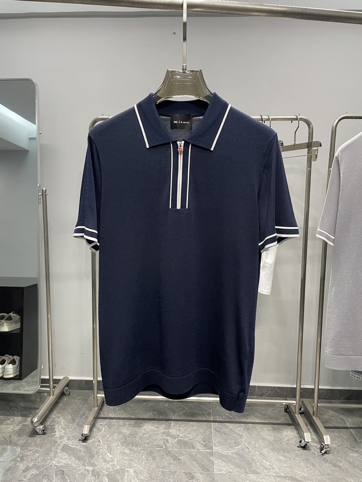 NO:147551,KITON25SS spring and summer new technology fiber blended knitted lapel short Tee, men's fashionable contrasting color trim semi-zipper business casual and versatile short-sleeved Polo shirt!  Trading companies have sparse channels and are released on the official website at the same time!  KITON's new knitted Polo shirt, as a model of both fashion and comfort, contains the unique design concept in every detail!  This Polo shirt is carefully woven with the brand's specially customized technology fiber blended yarn. The perfect combination of 60 selected polyester fibers and high-quality viscose fibers not only ensures that the clothes have good durability and wrinkle resistance, but also brings an unprecedented skin-fitting experience!  The addition of polyester fiber makes the surface of the clothing smooth and delicate and easy to care for!  The integration of viscose fiber greatly improves the moisture absorption and sweating performance of clothes. Even in the hot summer, it can keep the skin comfortable and breathable, as if the breeze blows on your face and breathe freely!  The collar and cuff design are the finishing touch of this Polo shirt!  The designer cleverly used contrasting trim, which not only broke the dullness of a single color, but also formed a distinct sense of layering visually, making the overall shape more three-dimensional and full!  This contrasting color design not only enhances the wearer's fashion taste, but also inadvertently reveals a youthful vitality, making people several years younger in an instant, truly achieving the dual effects of fashion and age reduction!  The basic conventional style cut not only retains the classic elements of the Polo shirt, but also incorporates the aesthetic concept of modern fashion!  The semi-zippered tilt design is simple and elegant, which is convenient for putting on and taking off, and avoids the cumbersome clasping process. Whether you are wearing formal clothes to attend business occasions or enjoying leisure time with casual outfits, you can easily control it and show the charm of different styles!  Color brown, gray blue, gray, navy blue, black Size M-3XL Size reference M size shoulder width 45 bust 102 length 70 L size shoulder width 46 bust 106 length 71 XL size shoulder width 47 bust 110 length 72 2XL size shoulder width 48 bust 114 length 73 3XL size shoulder width 49 bust 118 length 74., T-shirt,alexander wang19860909KITON25SS春夏新款科技纤维混纺针织翻领短Tee,男士时尚撞色饰边半拉链商务休闲百搭短袖Polo衫！贸易公司渠道稀出,同步官网发售！KITON新款针织Polo衫,作为时尚与舒适并重的典范之作,其每一处细节都蕴含着匠心独运的设计理念！ 这款Polo衫采用品牌特别定制的科技纤维混纺纱线精心织造而成,60精选聚酯纤维高品质粘纤的完美结合,不仅确保了衣物拥有良好的耐用性和抗皱性,更带来了前所未有的贴肤体验！聚酯纤维的加入,使得衣物表面光滑细腻,易于打理！而粘纤的融入,则大大提升了衣物的吸湿排汗性能,即便是炎炎夏日,也能保持肌肤的舒爽透气,仿佛微风拂面,自在呼吸！ 衣领与袖口的设计,更是这款Polo衫的点睛之笔！设计师巧妙地运用了撞色饰边,不仅打破了单一色彩的沉闷,更在视觉上形成了鲜明的层次感,使得整体造型更加立体饱满！这种撞色设计,不仅提升了穿着者的时尚品味,更在不经意间透露出一股青春的活力,让人瞬间年轻好几岁,真正实现了时尚与减龄的双重效果！基础常规的版型剪裁,既保留了Polo衫的经典元素,又融入了现代时尚的审美理念！半拉链开襟设计,简洁大方,既方便穿脱,又避免了繁琐的扣合过程,无论是搭配正装出席商务场合,还是搭配休闲装束享受闲暇时光,都能轻松驾驭,展现出不同的风格魅力！ 颜色咖色、灰蓝色、灰色、藏青色、黑色 尺码M-3XL 尺寸参考 M码肩宽45胸围102衣长70 L码肩宽46胸围106衣长71 XL码肩宽47胸围110衣长72 2XL码肩宽48胸围114衣长73 3XL码肩宽49胸围118衣长74.,,T-shirt,alexander wang,Men's clothing