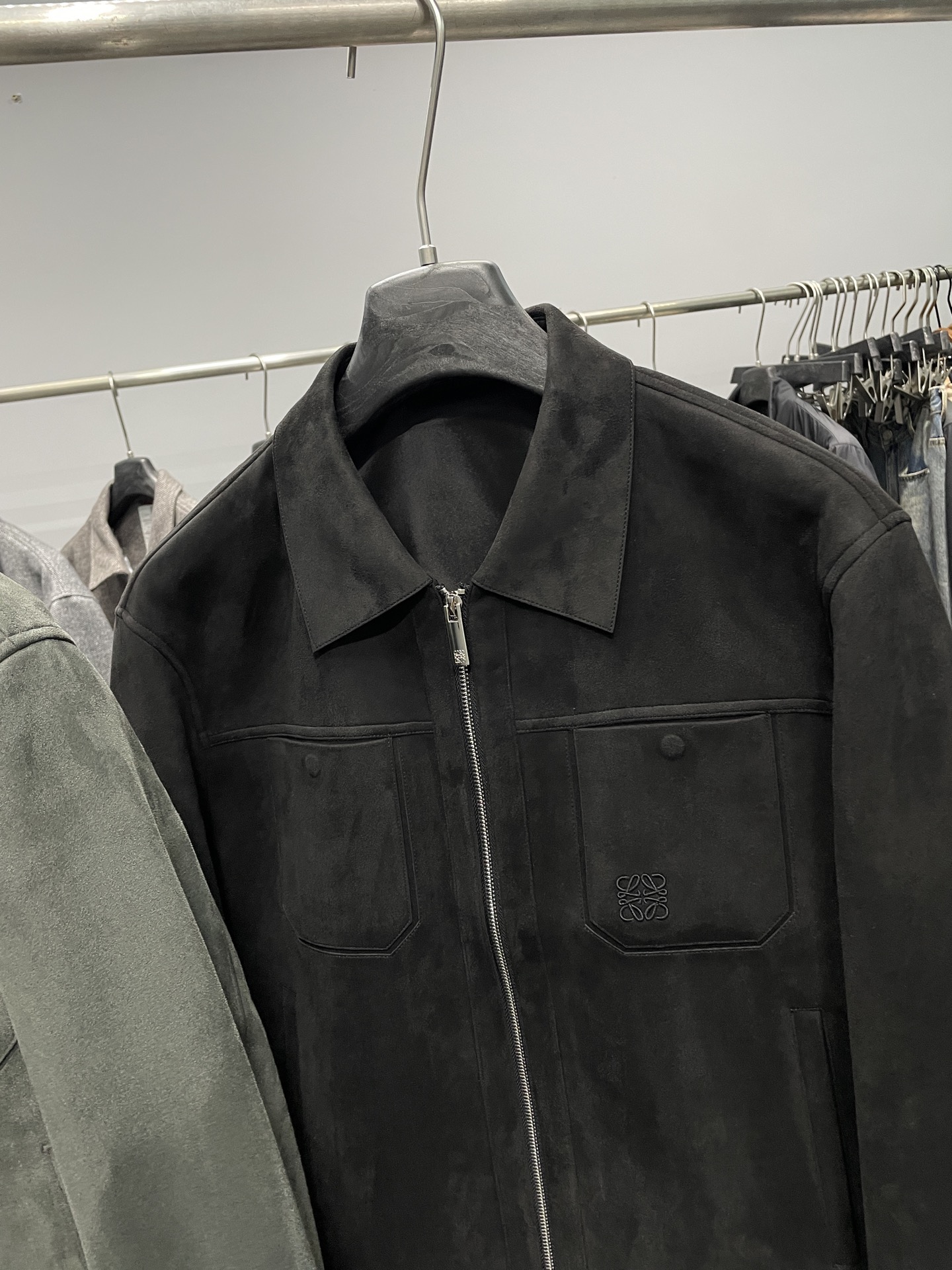 LOE25FW秋冬新款环保麂皮绒翻领夹克，男士时尚立体双口袋休闲夹克皮衣外套！贸易公司渠道稀出，同步官网