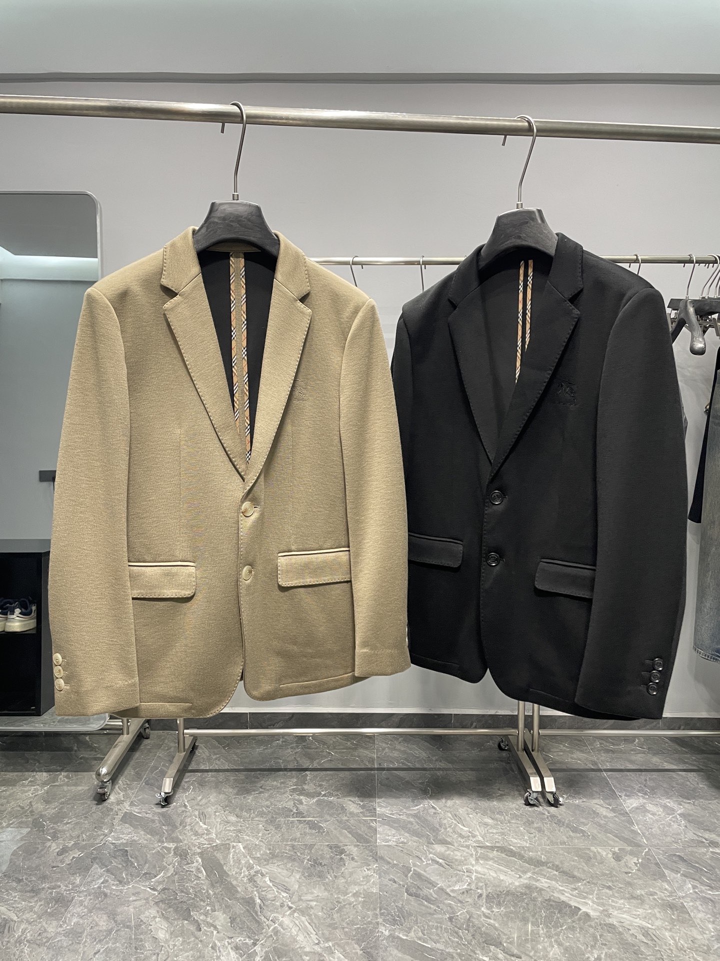 NO:518386,~BUR25FW autumn and winter new imported wool blended lapel suit, classic war horse embroidered business casual suit jacket for men!  Trading companies have sparse channels and are on sale on the leading official website!  A high-end men's jacket that combines elegance and practicality, and its classic styling design also makes this suit an ideal choice for both business and casual!  This suit is made of a customer-supplied fixed-dye wool blended fabric, 22.5 wool 15 nylon 38 acrylic 24.5 polyester fiber composition, this fabric has unparalleled comfort and high-end texture!  The addition of wool makes the fabric soft and skin-friendly, providing a warm touch even in cold weather!  At the same time, the fabric has a good drooping feeling, which can well show the smooth lines of the suit!  The surface of the fabric is full of three-dimensionality, which not only enhances the visual level, but also highlights the quality of the clothing!  The suit is decorated with classic war horse embroidered logo on the chest, which not only adds a sense of fashion!  This ingenuity in detail shows the designer's pursuit of quality and control over details!  The classic rebuttal collar jacket style design not only retains the formality of the suit, but also incorporates the casual elements of the jacket, making the entire suit easy to use in business and casual occasions!  Whether you are attending a formal meeting with a shirt and tie, or enjoying casual time with a T-shirt and jeans, you can show the wearer's unique charm!  Color khaki, black Size M-3XL Size reference M Size shoulder width 44 bust 100 sleeve length 62 clothes 70 L Size shoulder width 45 bust 104 sleeve length 63 clothes 71 XL Size shoulder width 46 bust 108 sleeve length 64 clothes 72 2XL Size shoulder width 47 bust 112 sleeve length 65 clothes 73 3XL Size shoulder width 48 bust 116 sleeve length 66 clothes 74, burberry, jeans, jackets & coats, jackets & coats,shirts,tees,t-shirt,business suit,ties,alexander wang19860909～BUR25FW秋冬新款进口羊毛混纺翻领西服,男士经典战马刺绣商务休闲西装夹克外套！贸易公司渠道稀出,领先官网发售！一款结合了优雅与实用性的高端男士外套,其经典的版型设计,也使得这款西服成为了商务休闲皆宜的理想选择！ 这款西服选用了客供的定织定染羊毛混纺面料,22.5羊毛15锦纶38晴纶24.5聚酯纤维成分,这种面料具有无与伦比的舒适性和高级质感！羊毛的加入使得面料手感软糯亲肤,即使在寒冷的天气里也能提供温暖的触感！同时该面料具备良好的垂感,能够很好地展现出西服的流畅线条！面料的表面立体感十足,不仅增强了视觉层次,也凸显了服饰的品质感！西服胸前采用了经典的战马刺绣徽标装饰,这一设计元素不仅增添了时尚感！这种细节上的巧思,展现了设计师对品质的追求和对细节的把控！经典的反驳领西装夹克版型设计,这种版型既保留了西装的正式感,又融入了夹克的休闲元素,使得整件西服在商务和休闲场合都能游刃有余！无论是搭配衬衫领带出席正式会议,还是搭配T恤牛仔裤享受休闲时光,都能展现出穿着者的独特魅力！ 颜色卡其色、黑色 尺码M-3XL 尺寸参考 M码肩宽44胸围100袖长62衣长70 L码肩宽45胸围104袖长63衣长71 XL码肩宽46胸围108袖长64衣长72 2XL码肩宽47胸围112袖长65衣长73 3XL码肩宽48胸围116袖长66衣长74,,burberry,jeans,jackets & coats,jackets & coats,shirts,tees，t-shirt,business suit,ties,alexander wang,Men's clothing