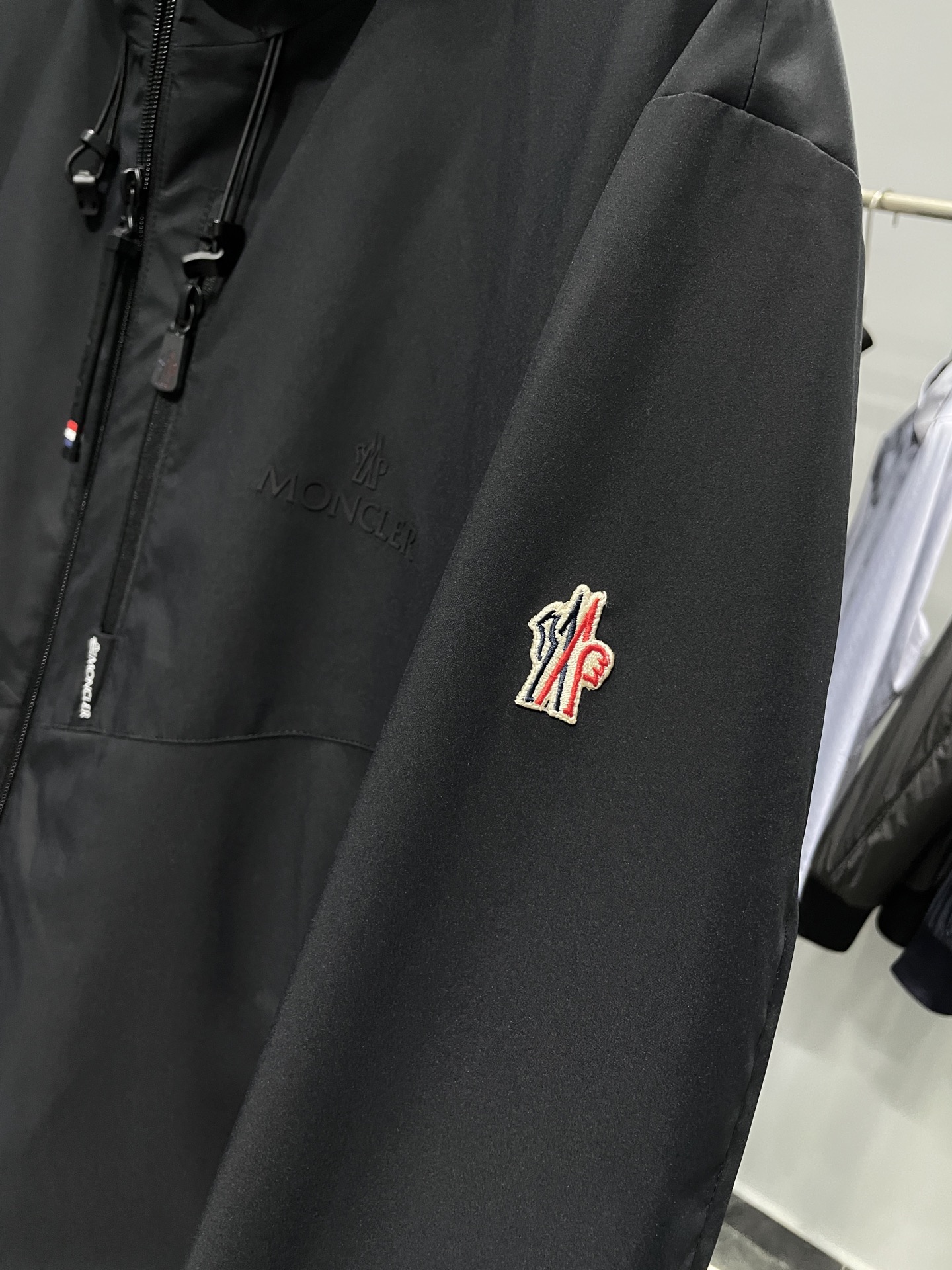 MON25FW秋冬新品男士连帽薄棉冲锋衣夹克外套！采用经典的连帽冲锋衣款式，整体设计简约大气。以深沉的黑