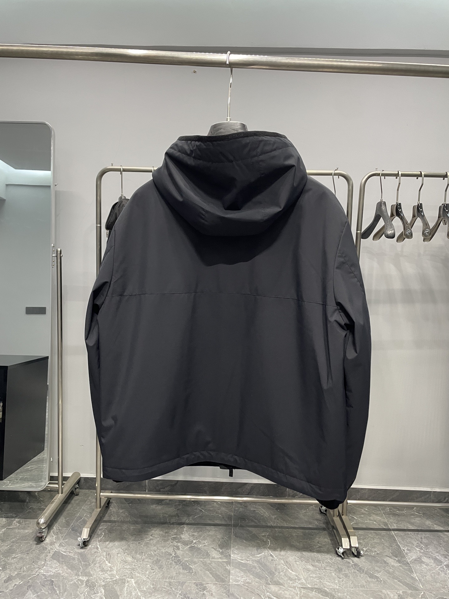 MON25FW秋冬新品男士连帽薄棉冲锋衣夹克外套！采用经典的连帽冲锋衣款式，整体设计简约大气。以深沉的黑