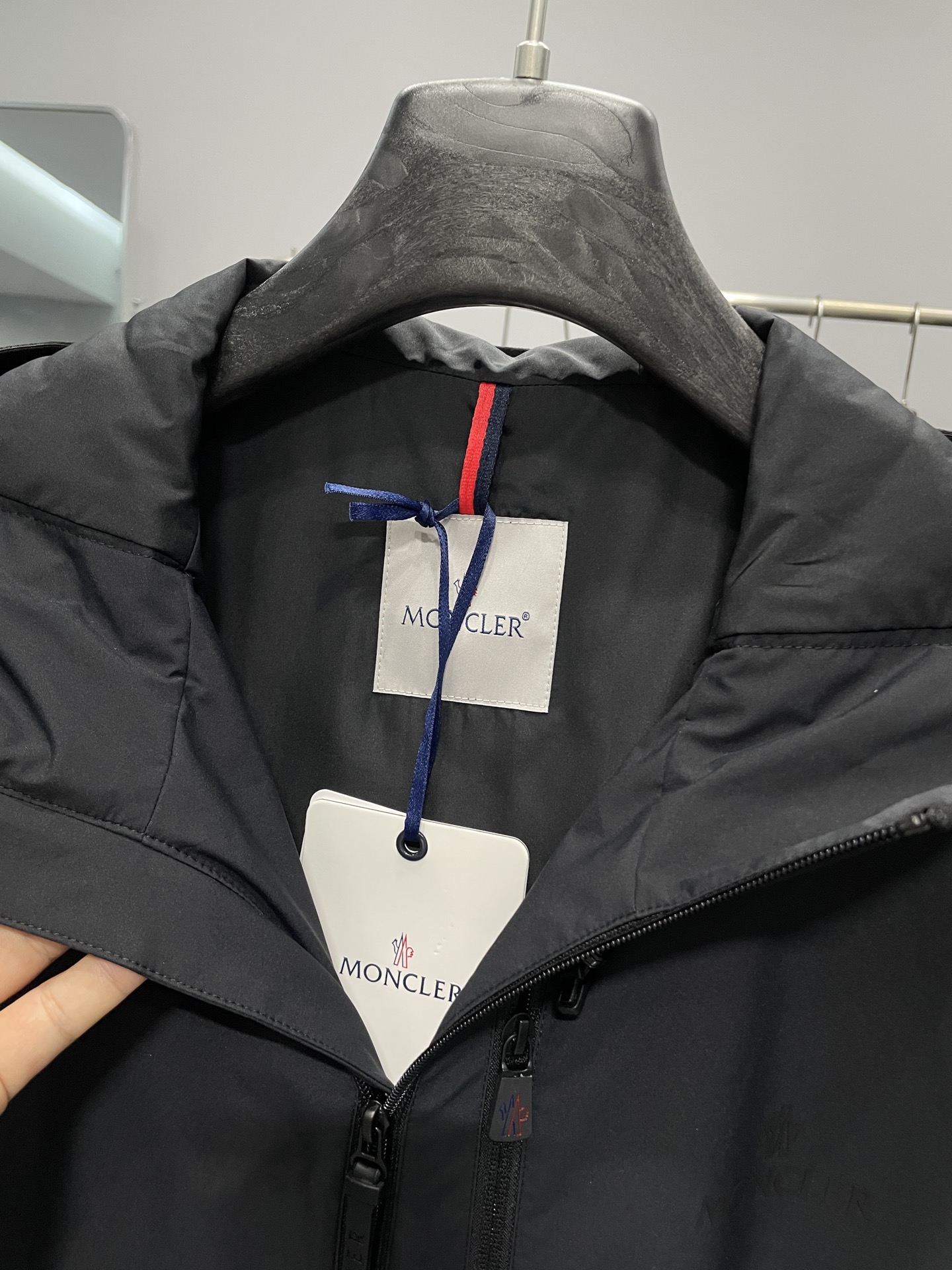 MON25FW秋冬新品男士连帽薄棉冲锋衣夹克外套！采用经典的连帽冲锋衣款式，整体设计简约大气。以深沉的黑