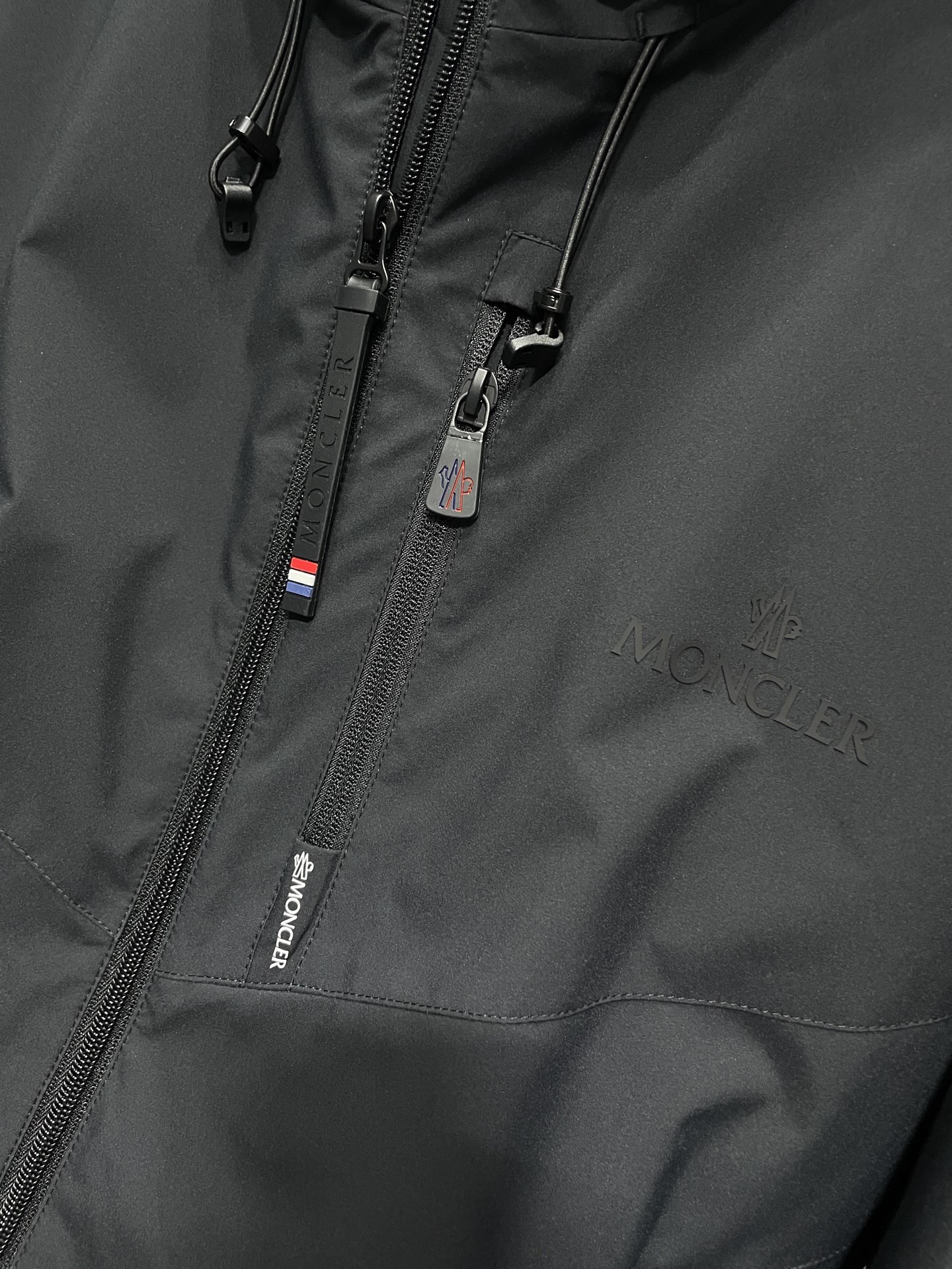 MON25FW秋冬新品男士连帽薄棉冲锋衣夹克外套！采用经典的连帽冲锋衣款式，整体设计简约大气。以深沉的黑
