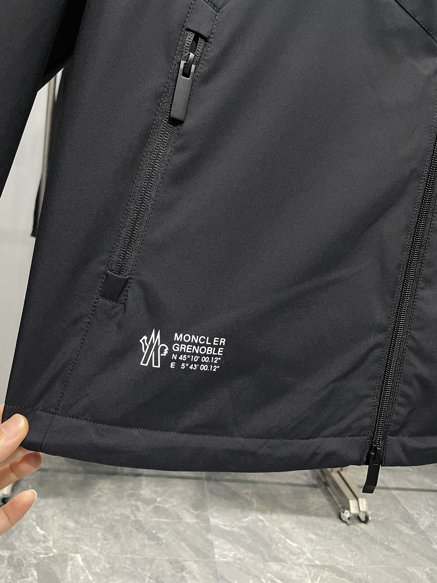 MON25FW秋冬新品男士连帽薄棉冲锋衣夹克外套！采用经典的连帽冲锋衣款式，整体设计简约大气。以深沉的黑