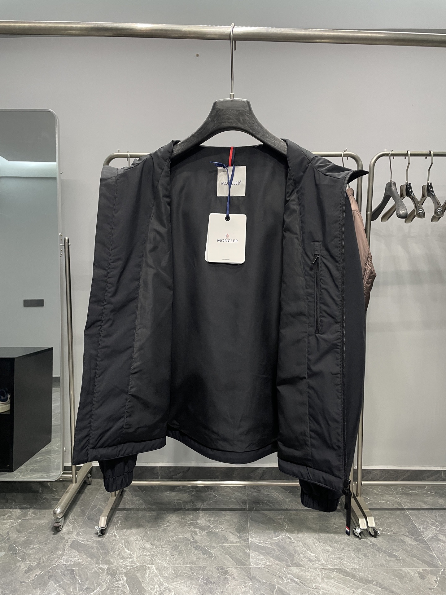 MON25FW秋冬新品男士连帽薄棉冲锋衣夹克外套！采用经典的连帽冲锋衣款式，整体设计简约大气。以深沉的黑