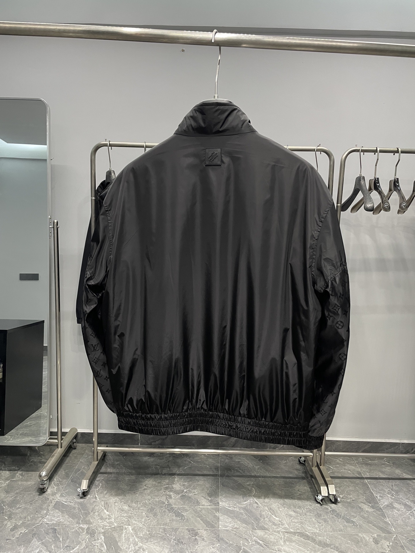 ～1V25FW秋季新款拼接袖满印花休闲夹克外套！属于休闲风格的夹克外套，宽松的剪裁设计，穿着舒适自在，对