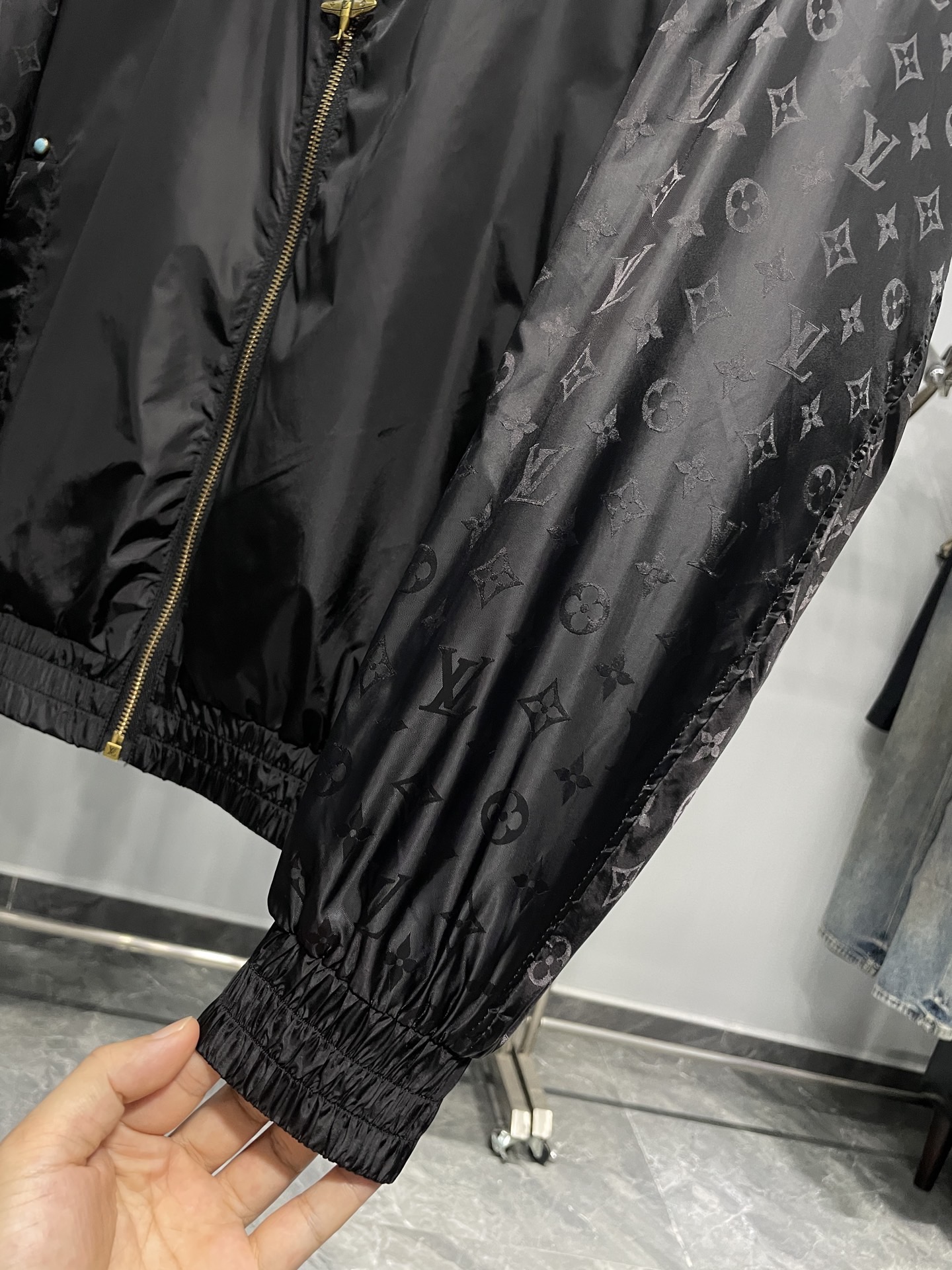 ～1V25FW秋季新款拼接袖满印花休闲夹克外套！属于休闲风格的夹克外套，宽松的剪裁设计，穿着舒适自在，对