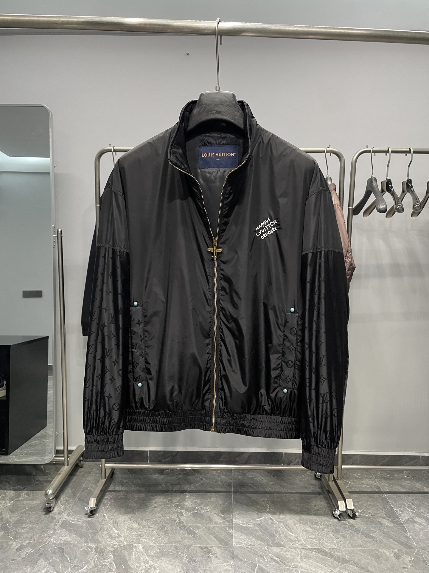 ～1V25FW秋季新款拼接袖满印花休闲夹克外套！属于休闲风格的夹克外套，宽松的剪裁设计，穿着舒适自在，对