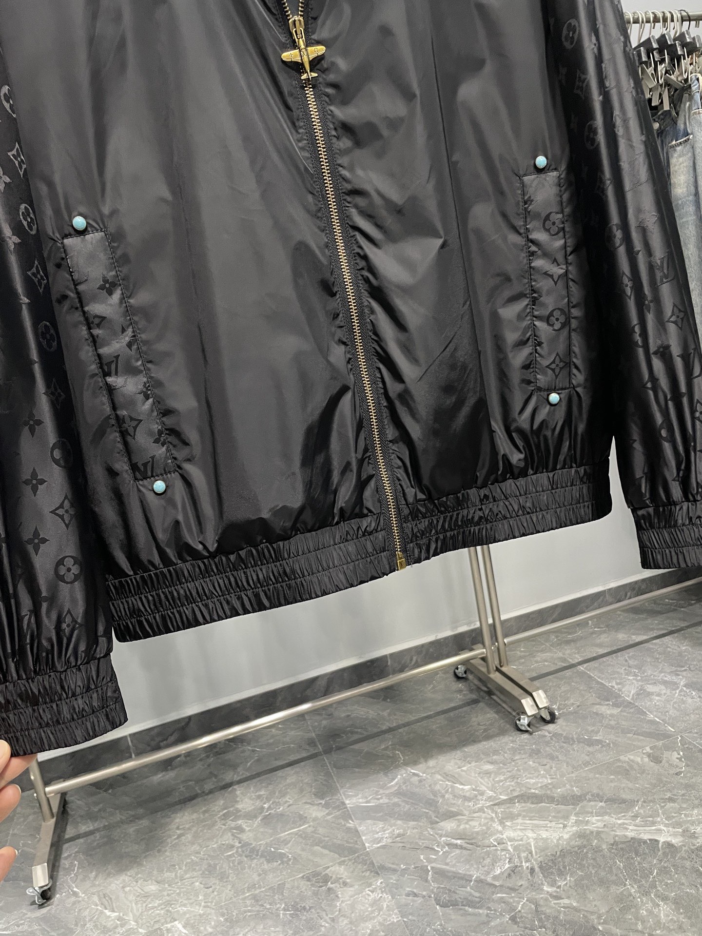 ～1V25FW秋季新款拼接袖满印花休闲夹克外套！属于休闲风格的夹克外套，宽松的剪裁设计，穿着舒适自在，对